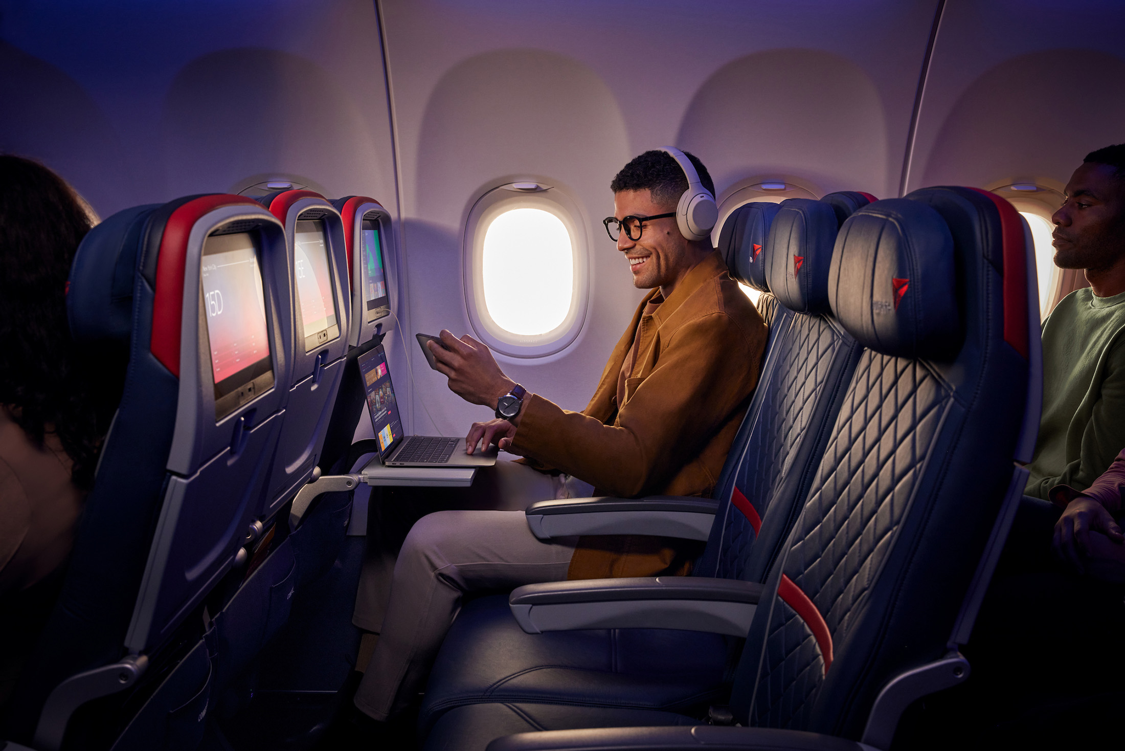 達美航空宣布2026年將在亞太全區推出免費高速機上Wi-Fi，讓旅客能在空中順暢追劇與完成工作。（達美航空提供）