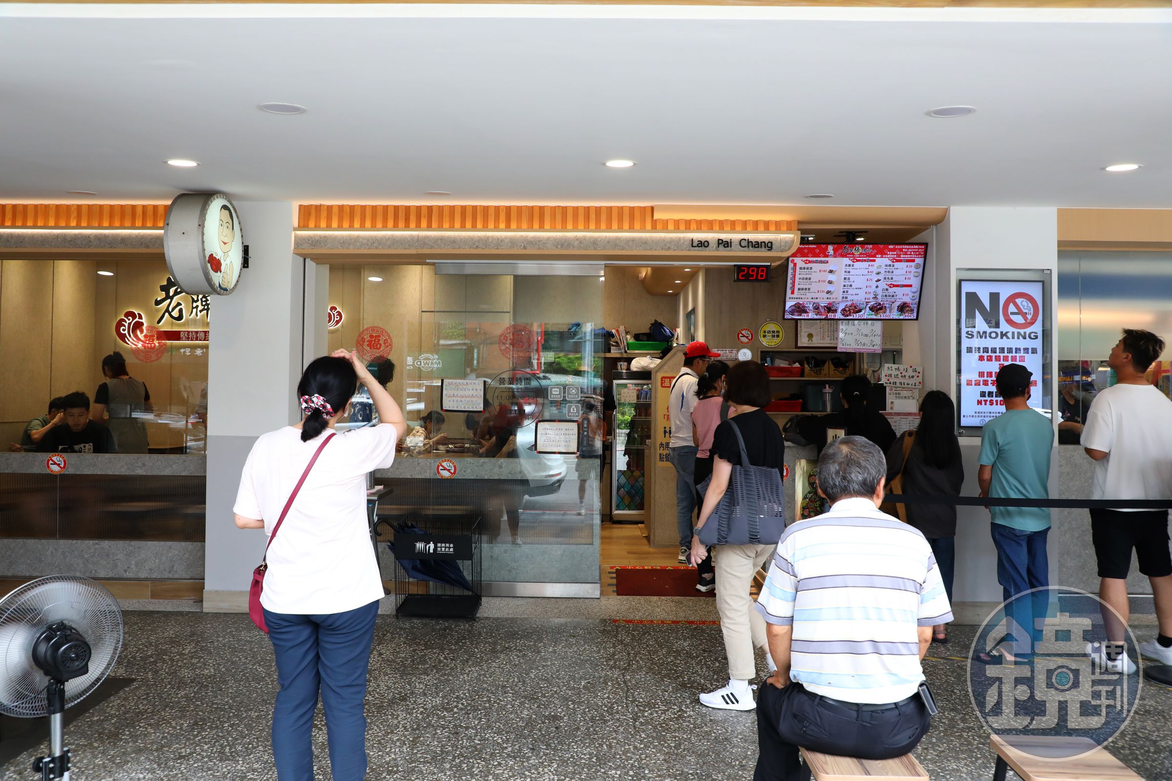 「閏月送豬腳」習俗廣為流傳，即使非吃飯時間，「老牌張豬腳」店前依舊大排長龍。