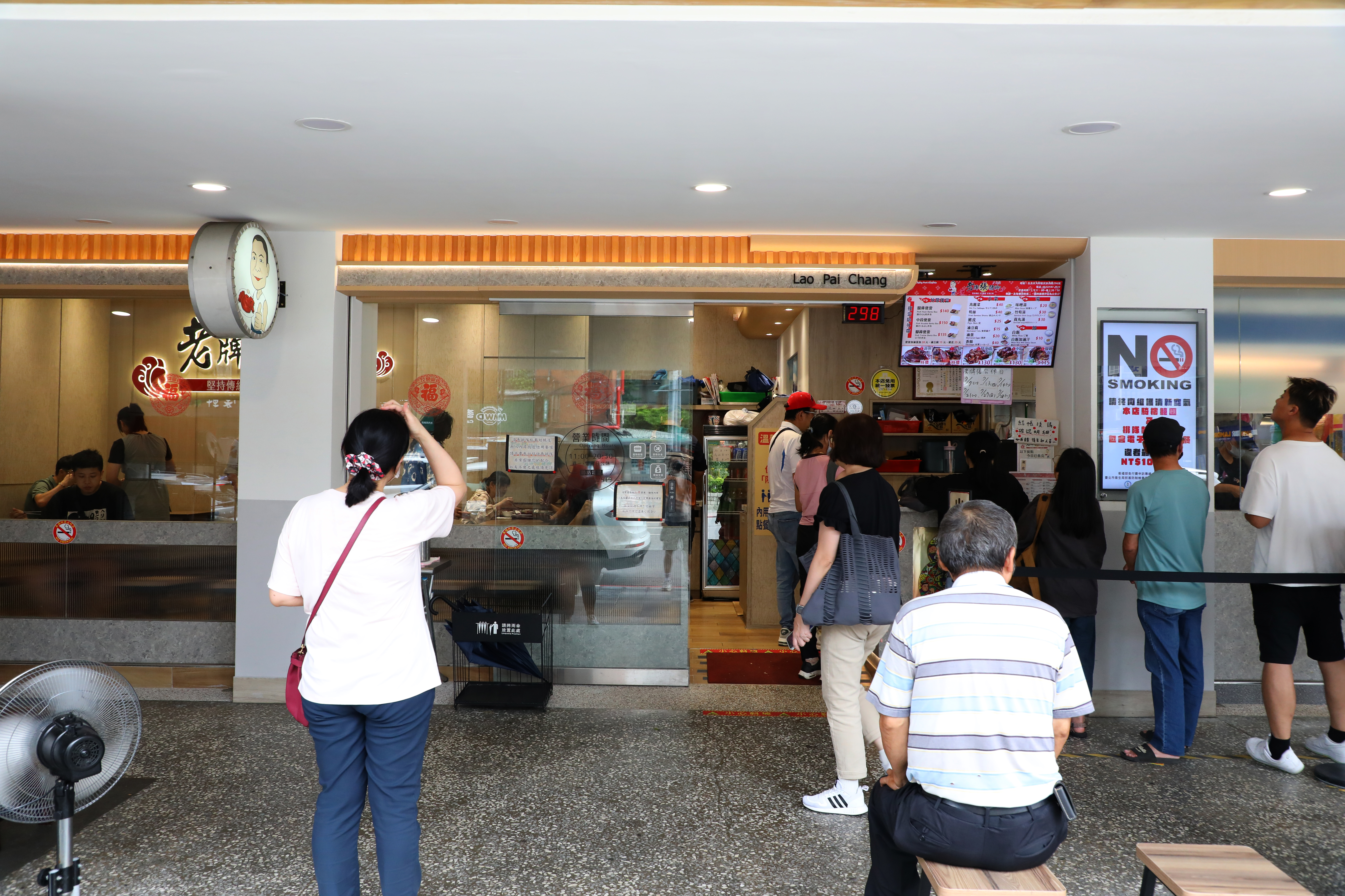 「閏月送豬腳」習俗廣為流傳，即使非吃飯時間，「老牌張豬腳」店前依舊大排長龍。