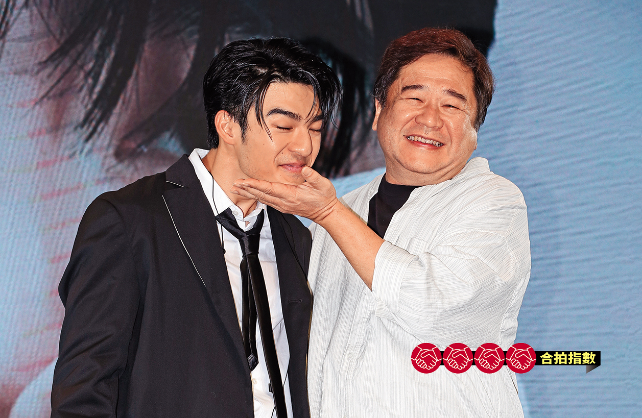 陳昊森（左）俏皮將頭放在瞿友寧（右）的掌心上。（可不可以當那隻手…）