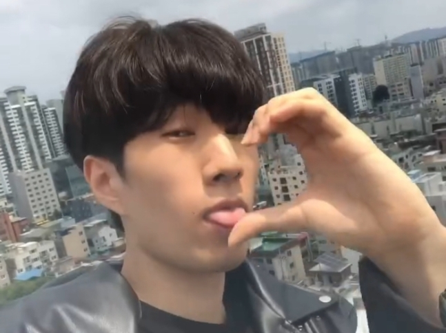 近日傳出直播時墜樓死亡的韓國說唱歌手ch1tkey「復活」了，一切只是他自導自演。（截圖自ch1tkey ING)