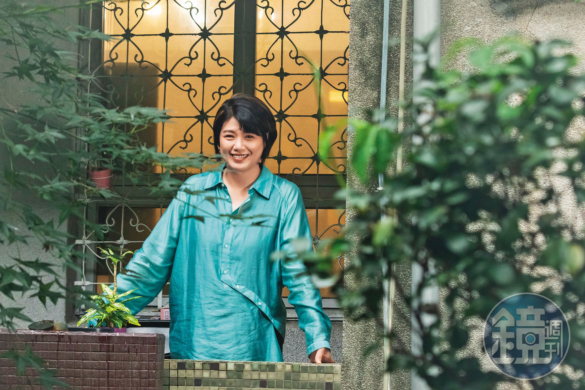嚴藝文走下影后舞台，隱身幕後當編劇導演，跨領域展才華更見鋒芒。