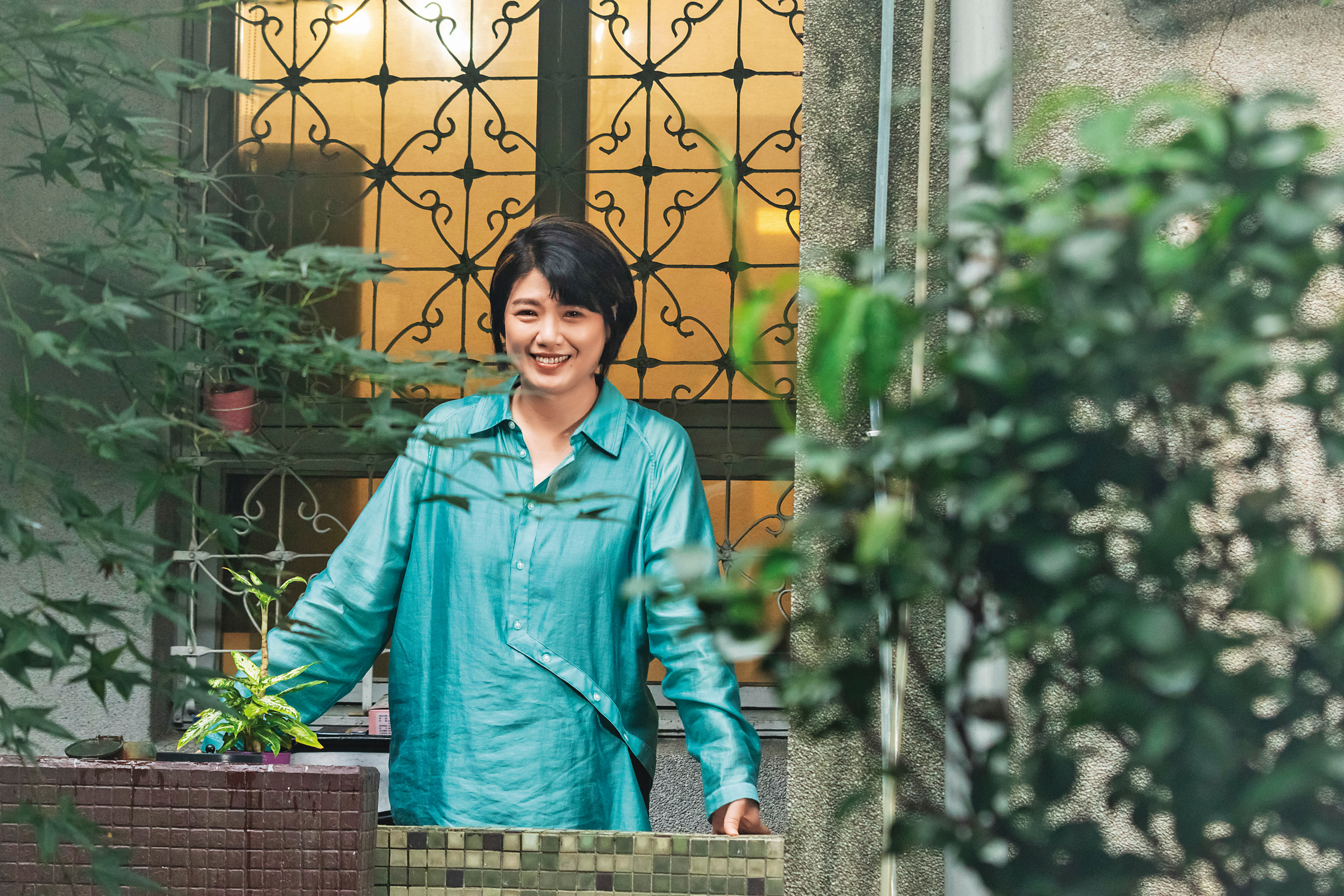 嚴藝文走下影后舞台，隱身幕後當編劇導演，跨領域展才華更見鋒芒。