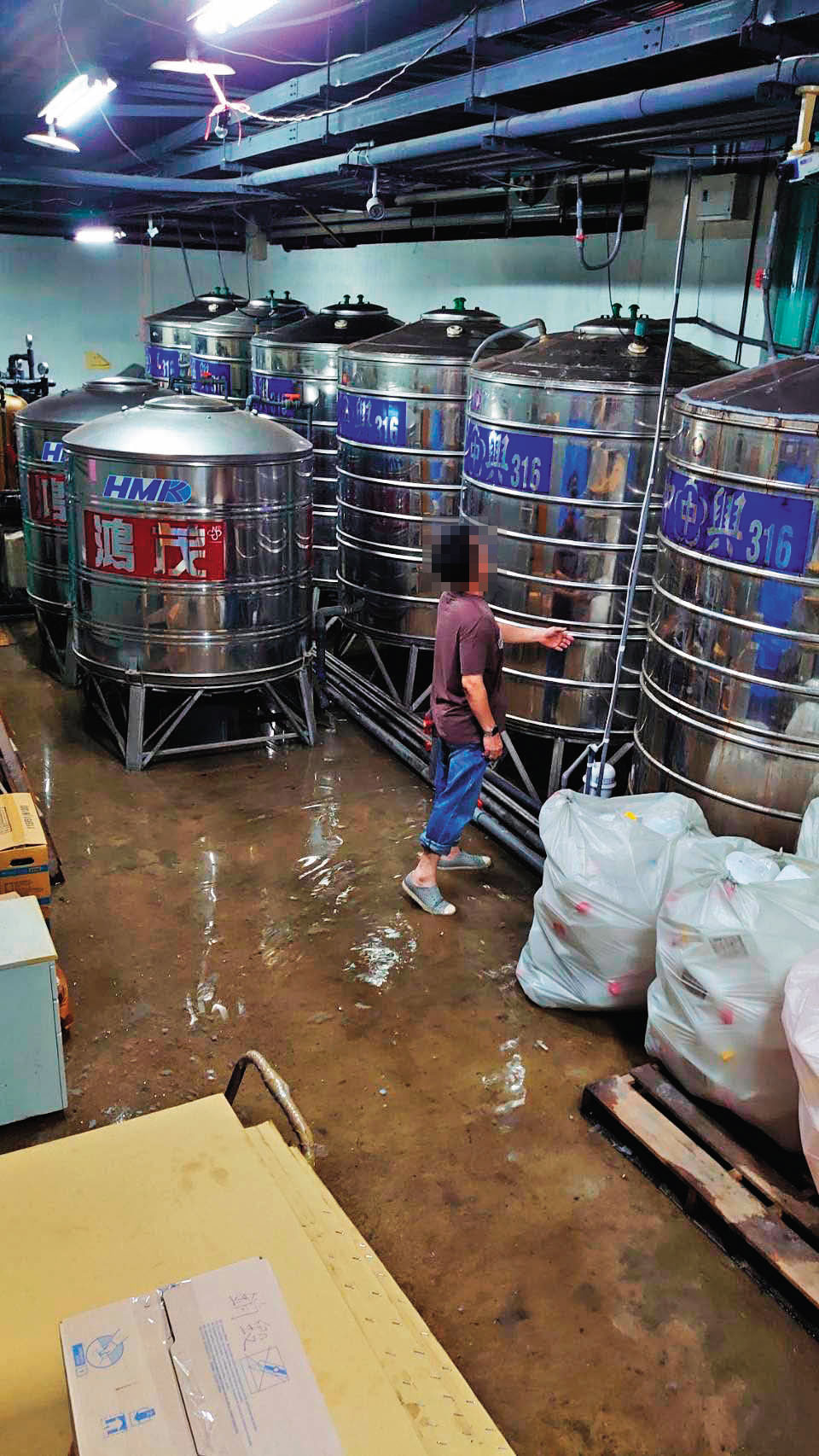 儲存原水的水塔就設在文鼎診所地下室，但環境髒亂，曾發生淹水，也未立即處理。（讀者提供）