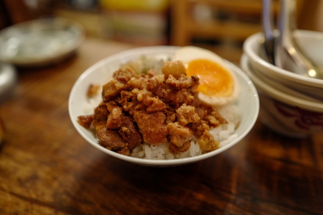 台北松山區知名的「金仙」魯肉飯近日遭民眾控訴，便當買回家卻發現配菜有一隻蟑螂。示意圖。（翻攝自photoAC）