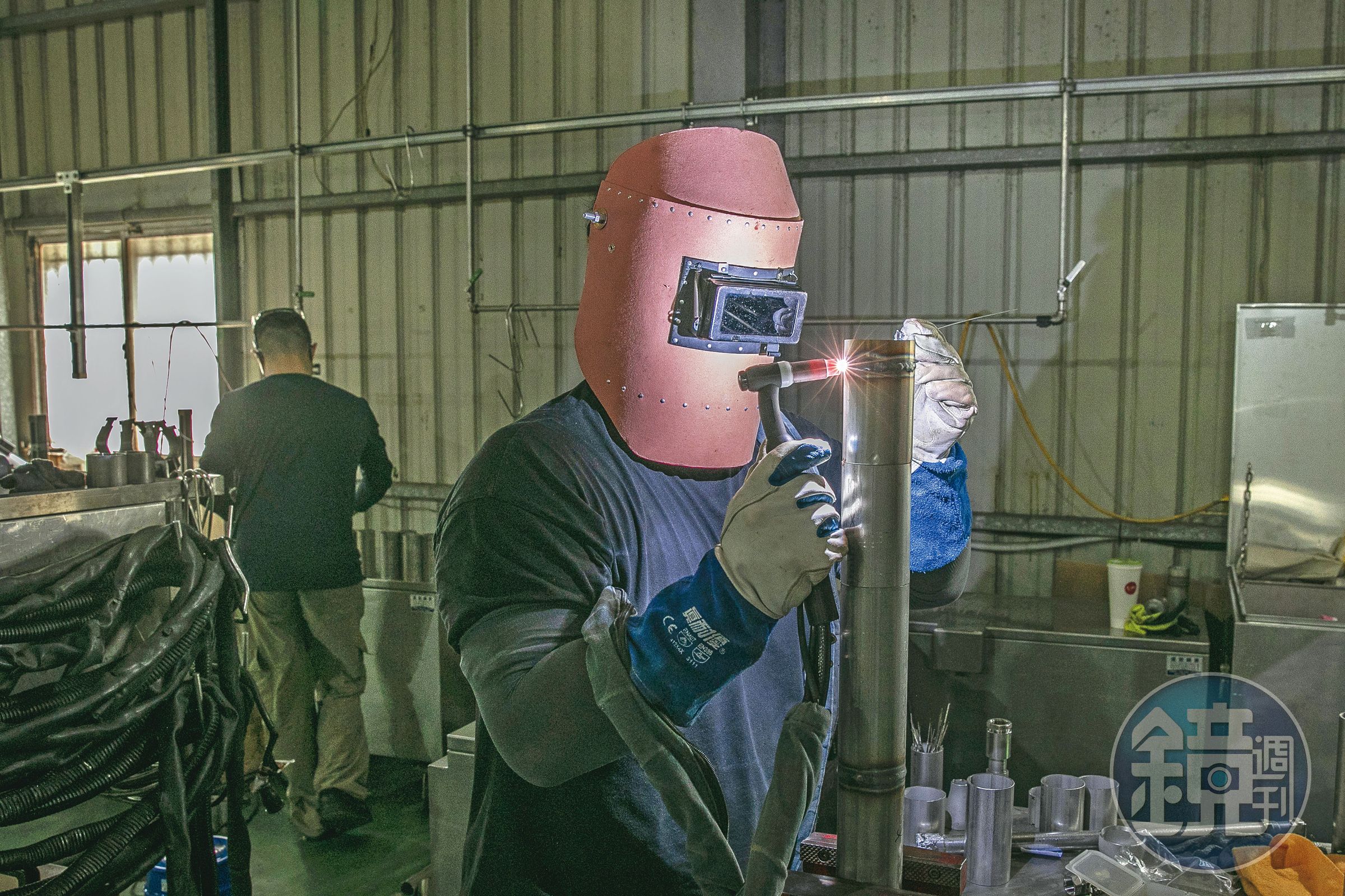 騏億鑫在為半導體大廠配接PCW（冷卻製成水）管線時，必須以手工焊接到管壁，技術門檻非常高。