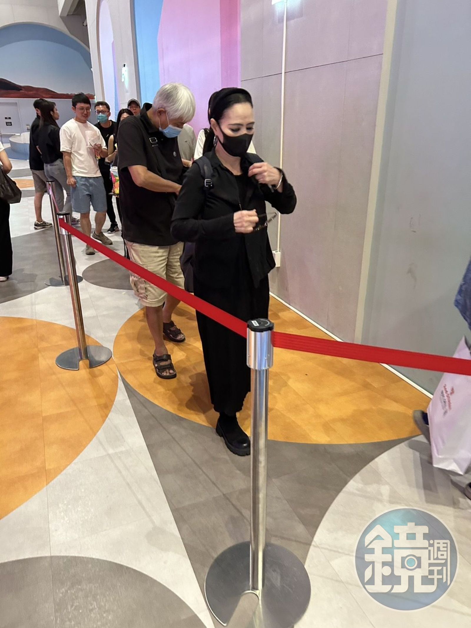 和潘越雲一起看電影的白髮熟男正是13年前被媒體拍到的同一人。(讀者提供)