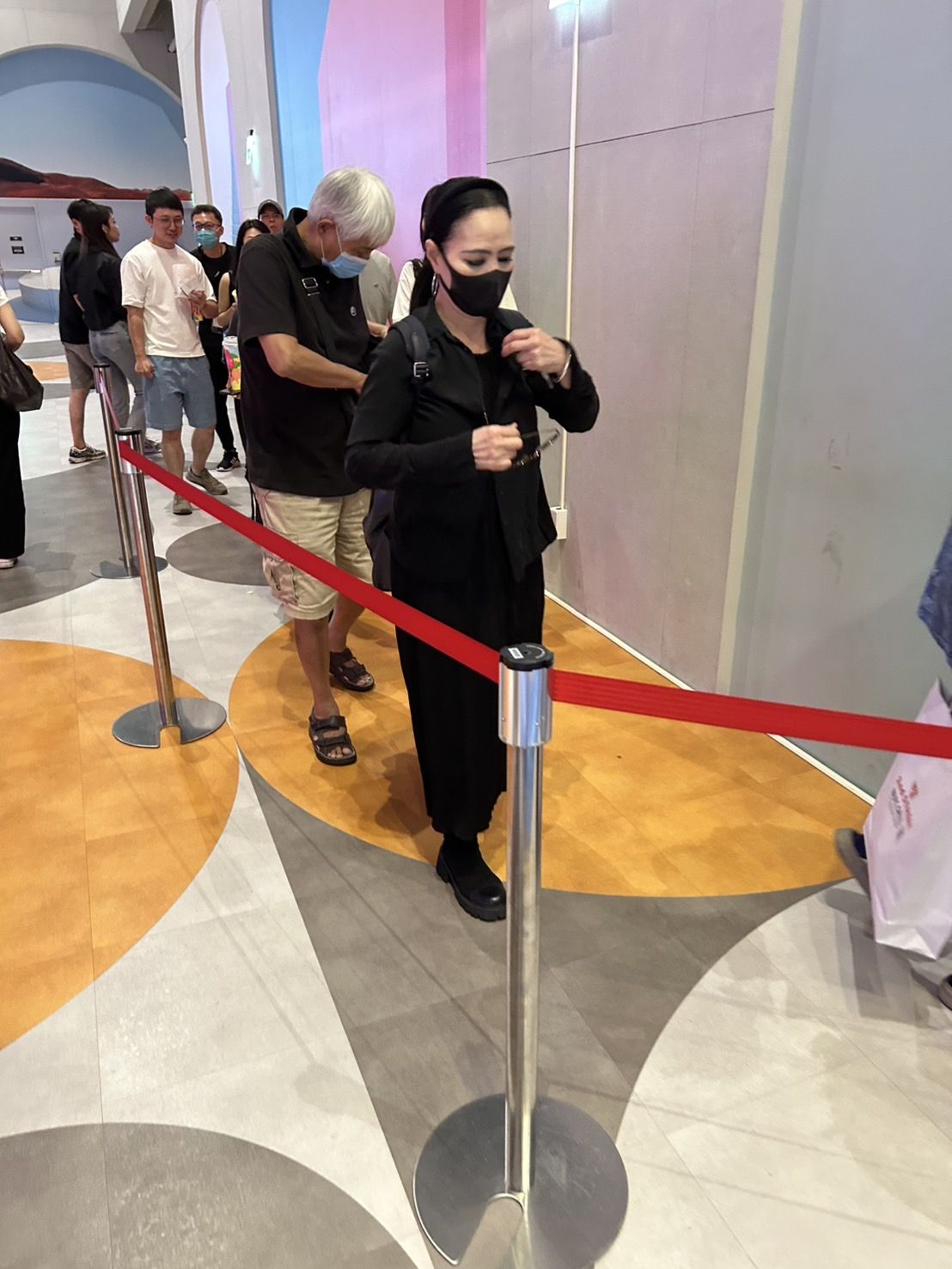 和潘越雲一起看電影的白髮熟男正是13年前被媒體拍到的同一人。（讀者提供）