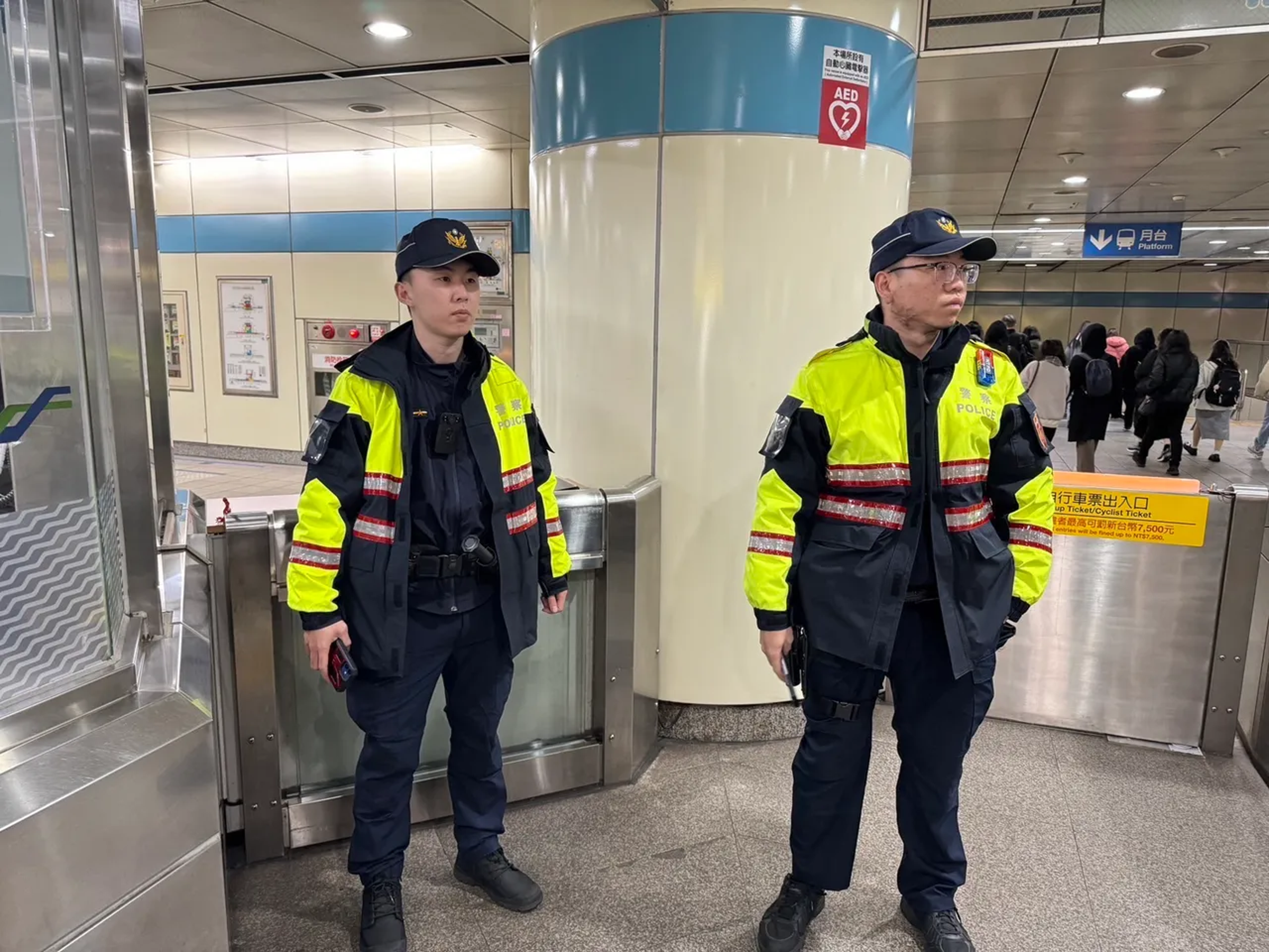 警方在板橋各捷運站加強巡邏。(翻攝畫面)