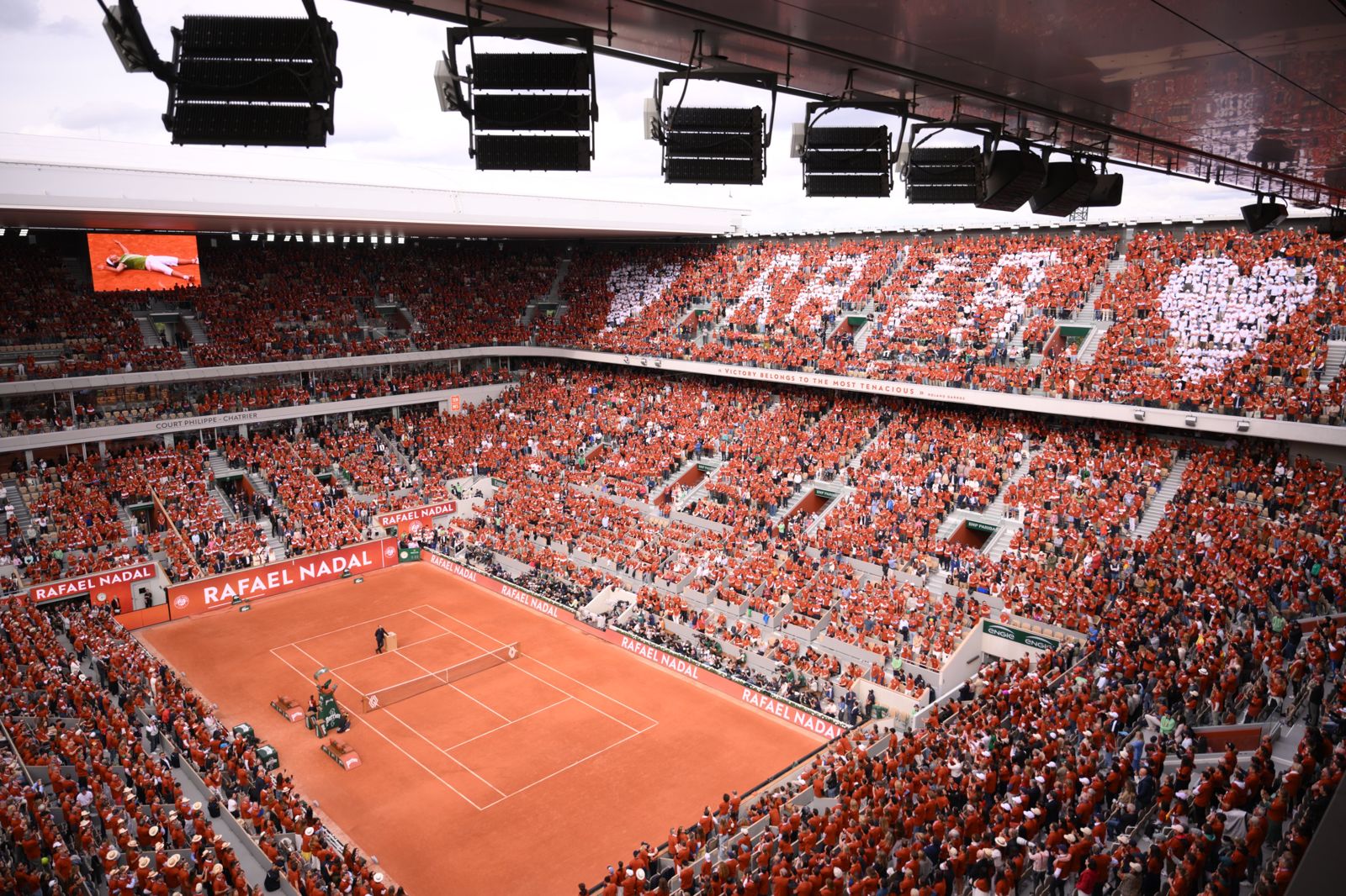 全場15000名觀眾身穿紅土色球衣,向納達爾致敬。(翻攝X@rolandgarros)
