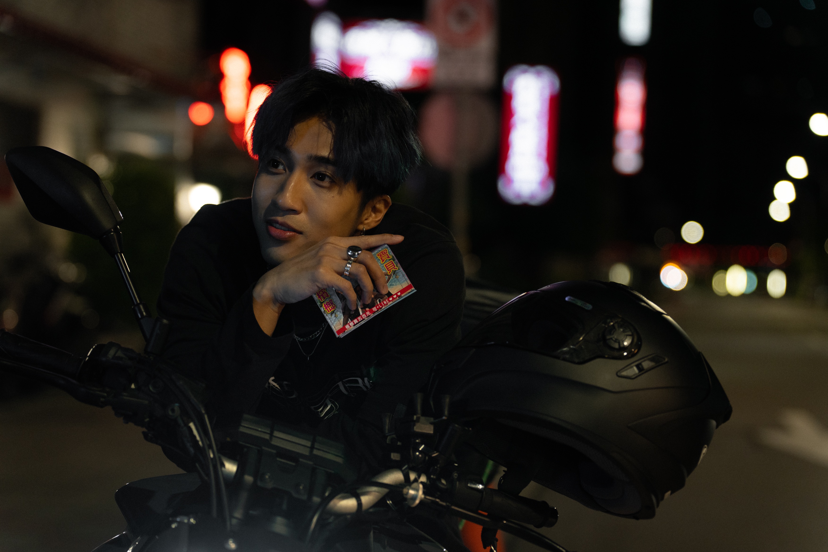 婁峻碩在《愛情城事》飾演懷才不遇的饒舌歌手，得靠跑外送維持生計。（華映娛樂提供）