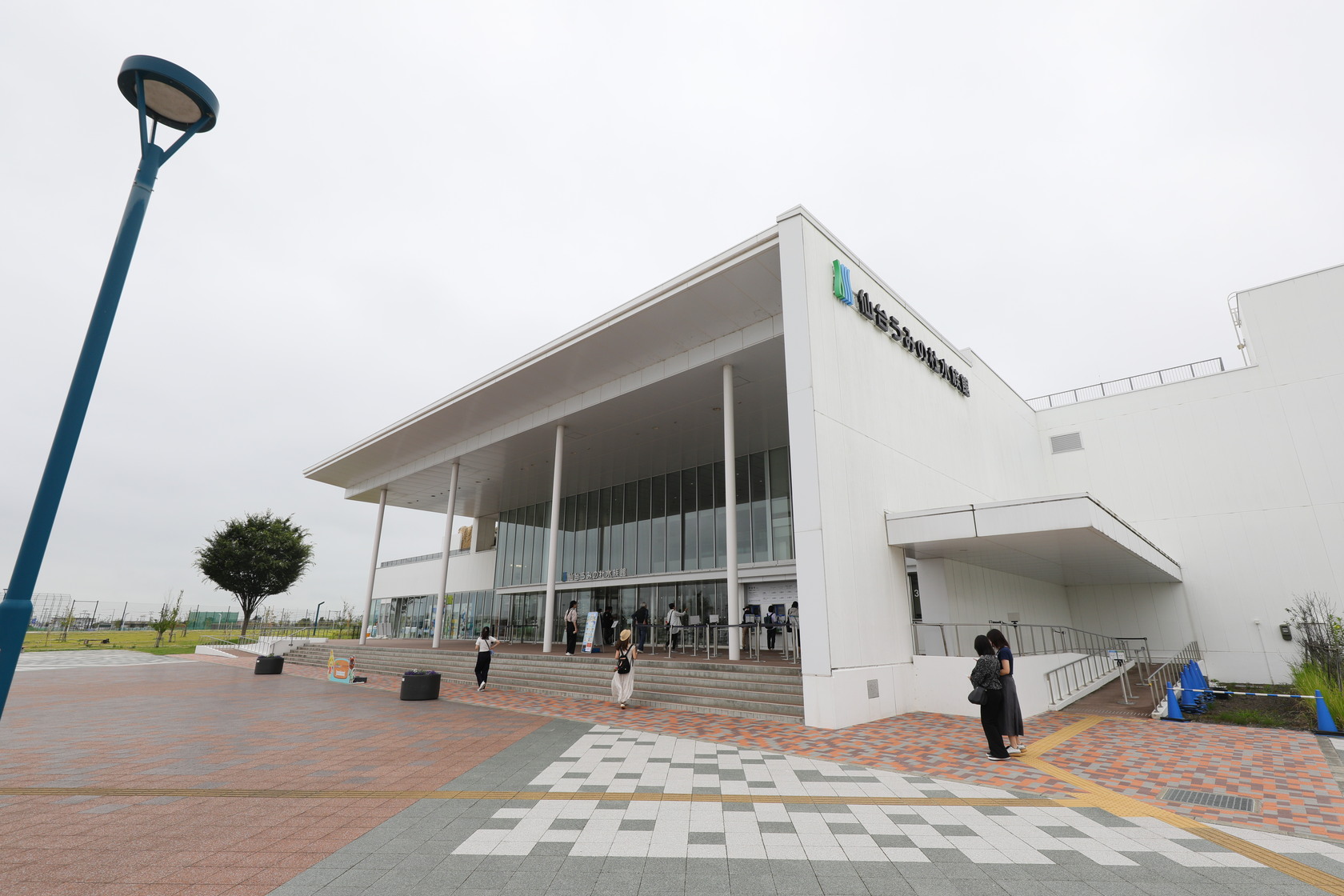 「仙台海洋森林水族館」白色外觀有如美術館。