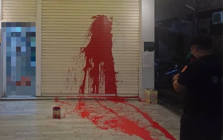 高雄一間通訊行因員工欠債，遭討債人找上門潑紅漆。（翻攝畫面）