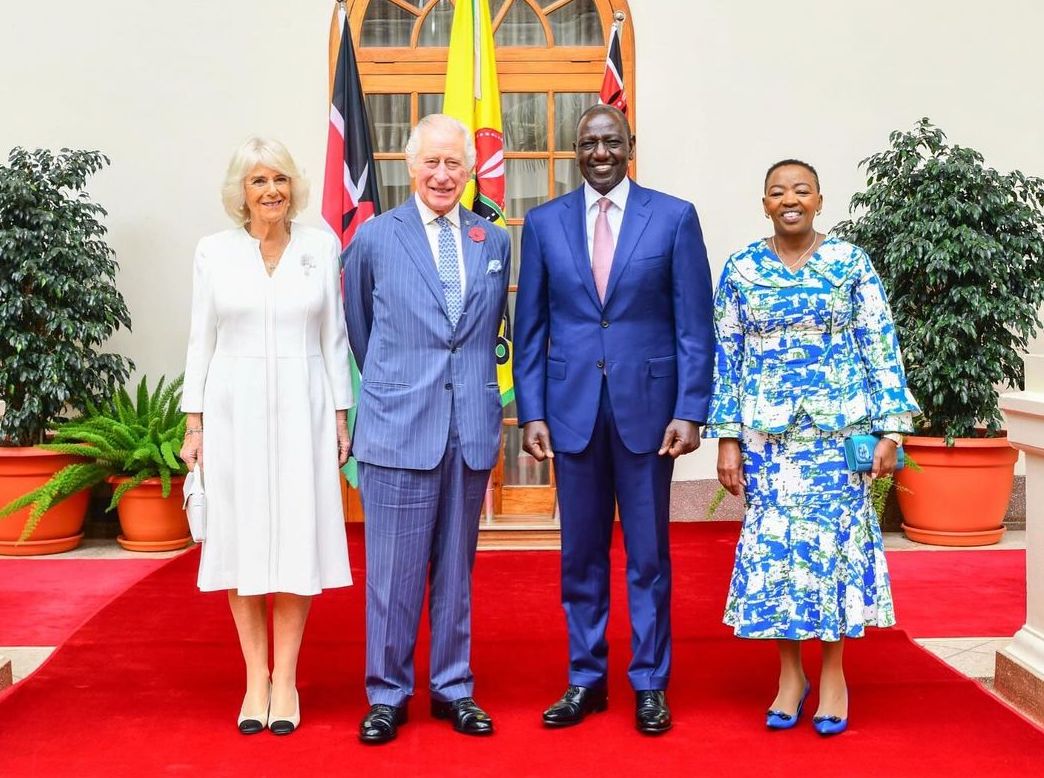 英王查爾斯三世（左二）與王后卡蜜拉（左ㄧ）抵達肯亞，肯亞總統威廉魯托（右二）與第一夫人迎接。（翻攝The Royal Family IG）