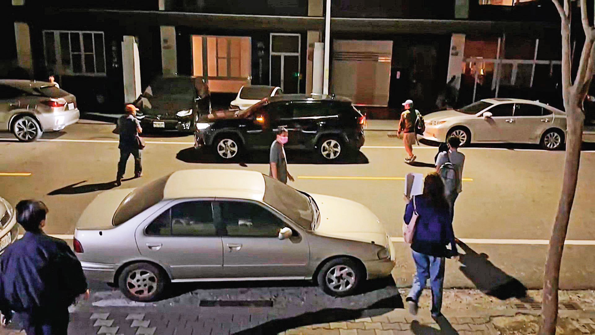 南檢聲押陳啟昱等5人不成，相關被告23日清晨4點多獲法院裁定無保請回，引起各界矚目。（鏡新聞提供）