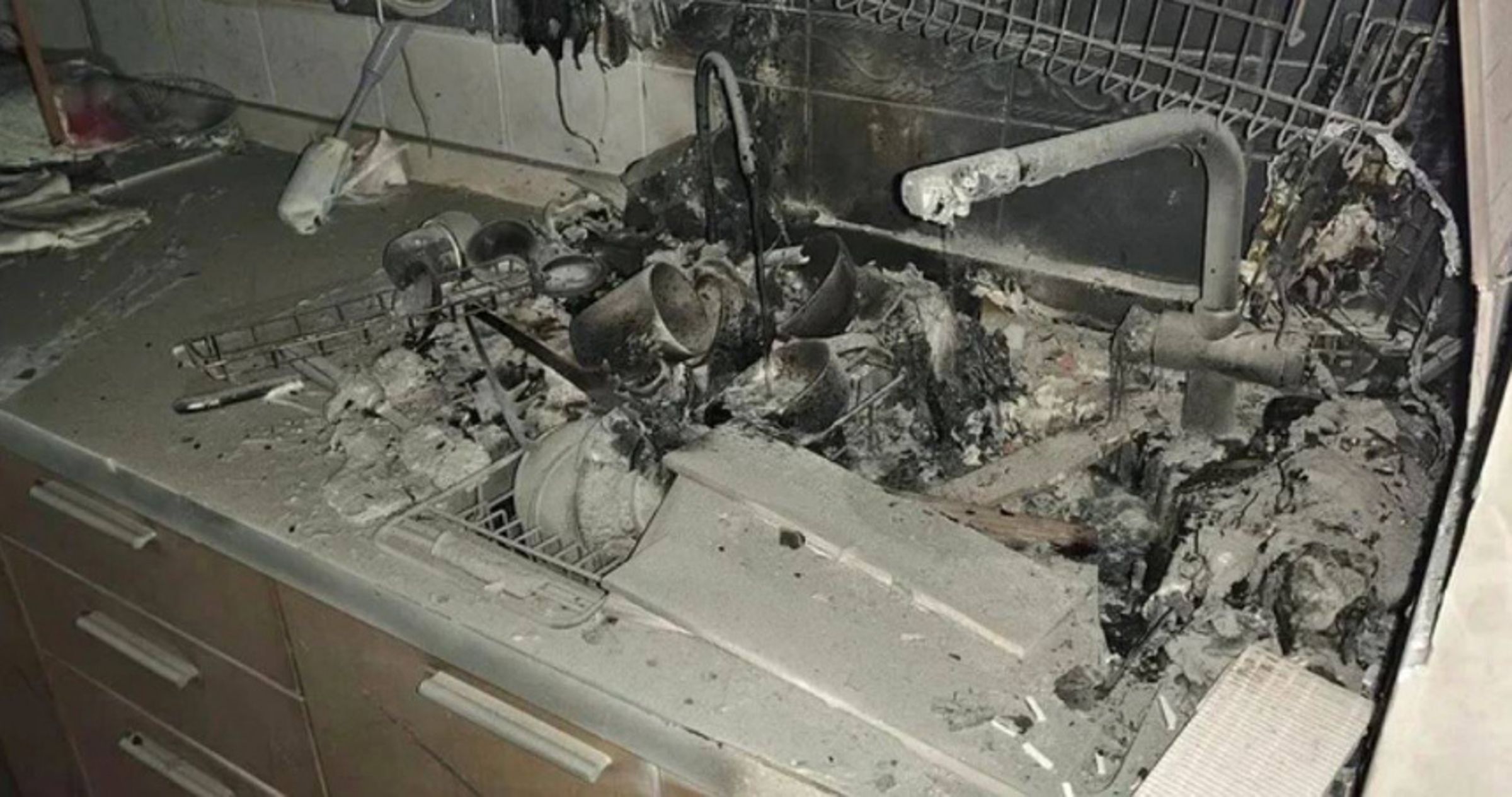 花蓮一處社區大樓住戶家中的烘碗機因不明原因起火。(翻攝自花蓮消防局)