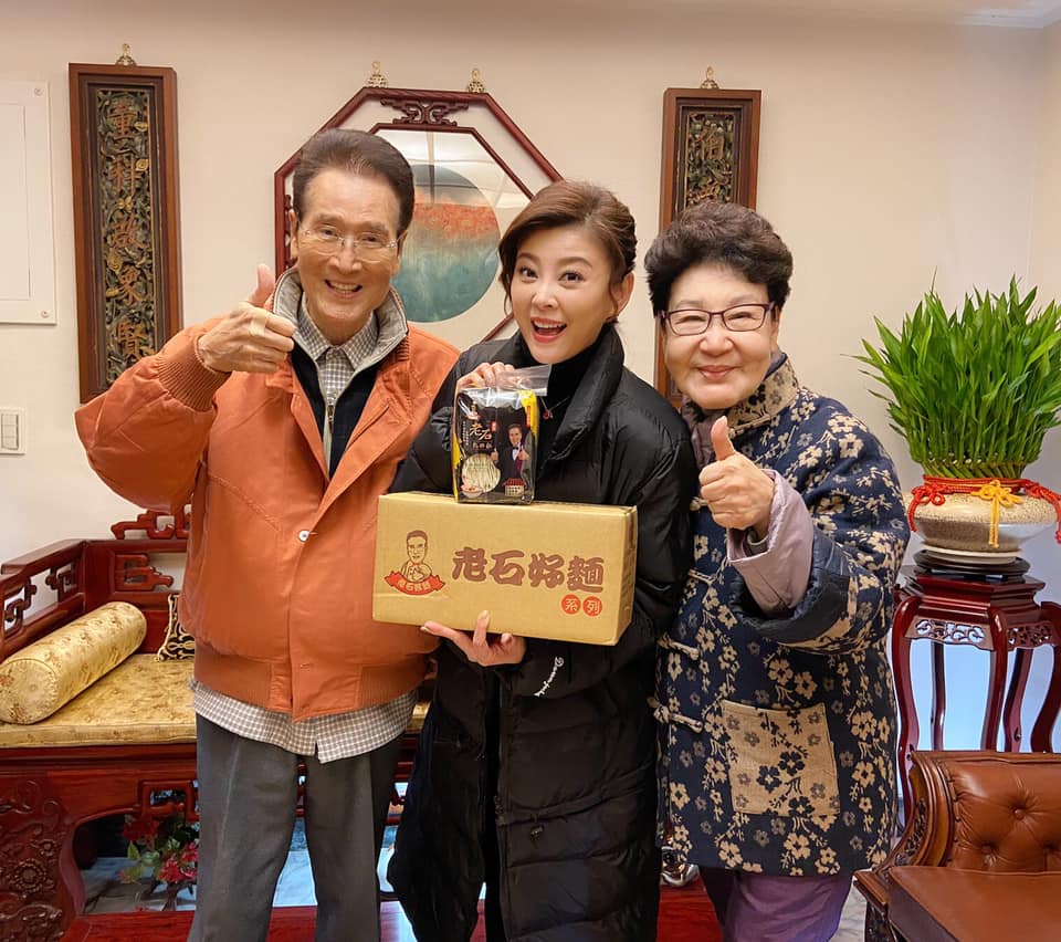 石英和方馨因拍戲情同父女。（翻攝自臉書）