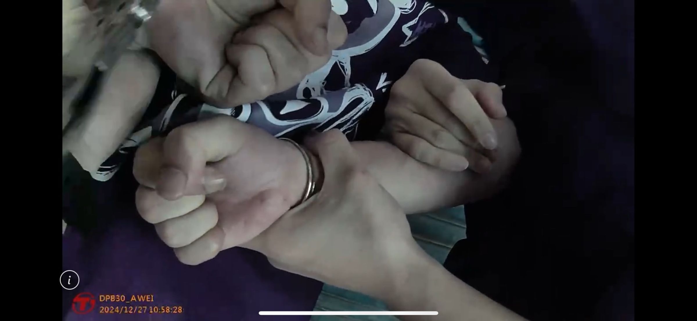 警方到場後，李男情緒仍激動，警方依法將他上銬保護管束。（翻攝畫面）