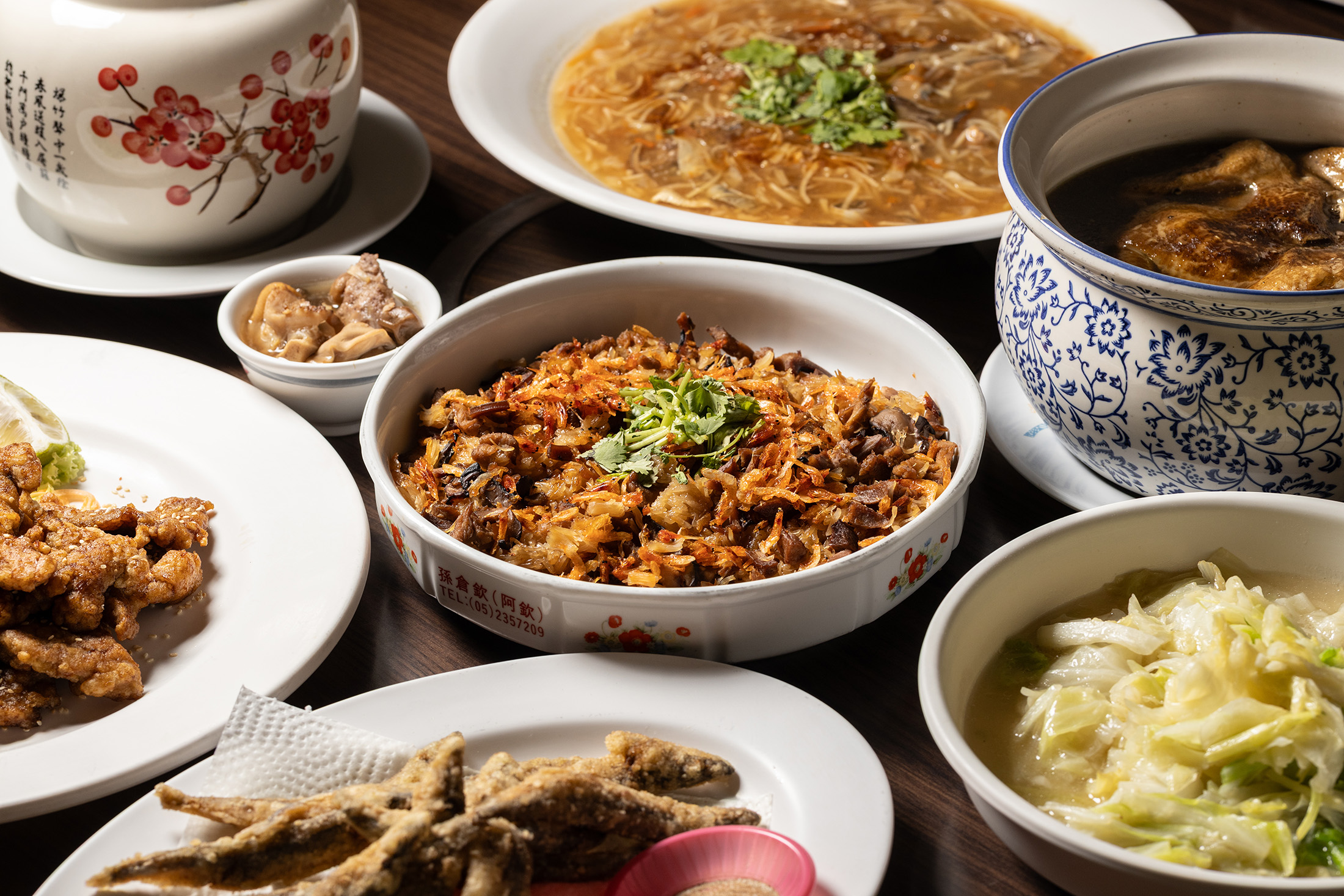 嘉義「桃城古味餐廳」的春節年菜主打辦桌手路與實在分量，以干貝櫻花蝦米糕、干貝佛跳牆與金線蓮皇帝雞撐起圍爐基本盤，讓傳統年味不鋪張也能吃得豐盛。