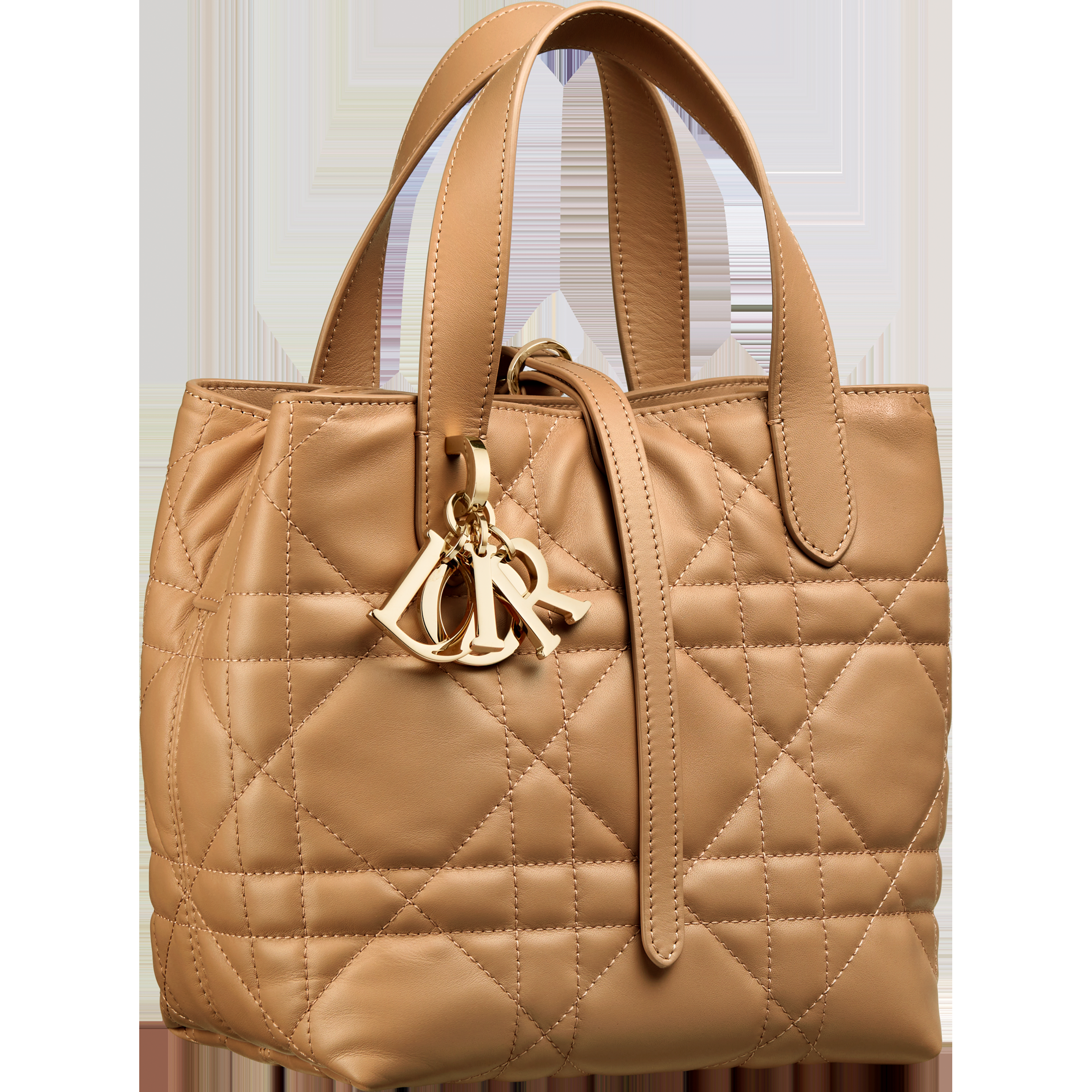 DIOR Toujours駝色籐格紋皮革直式小型托特包。NT$110,000(迪奧提供)