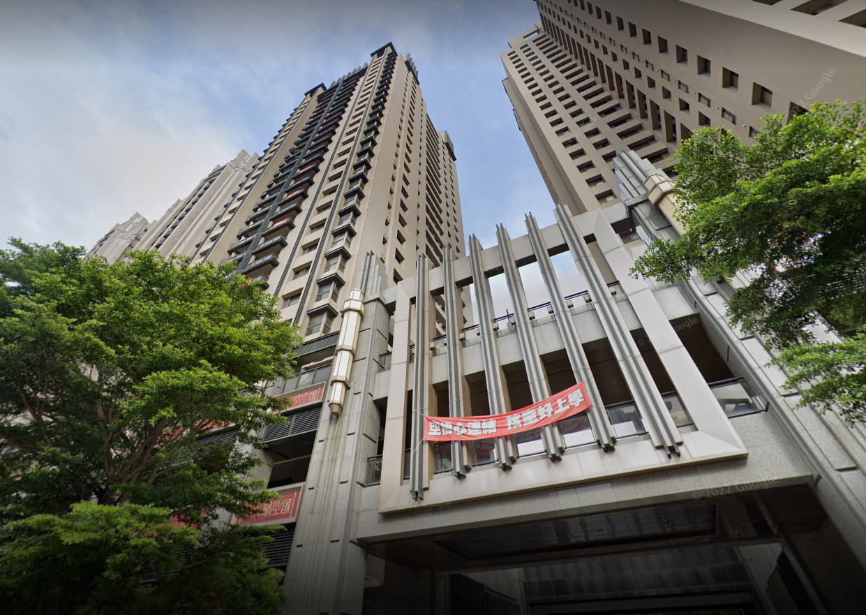 新竹市慈雲路上的集合式住宅晴空匯26日發生火災。（翻攝自Google Maps）