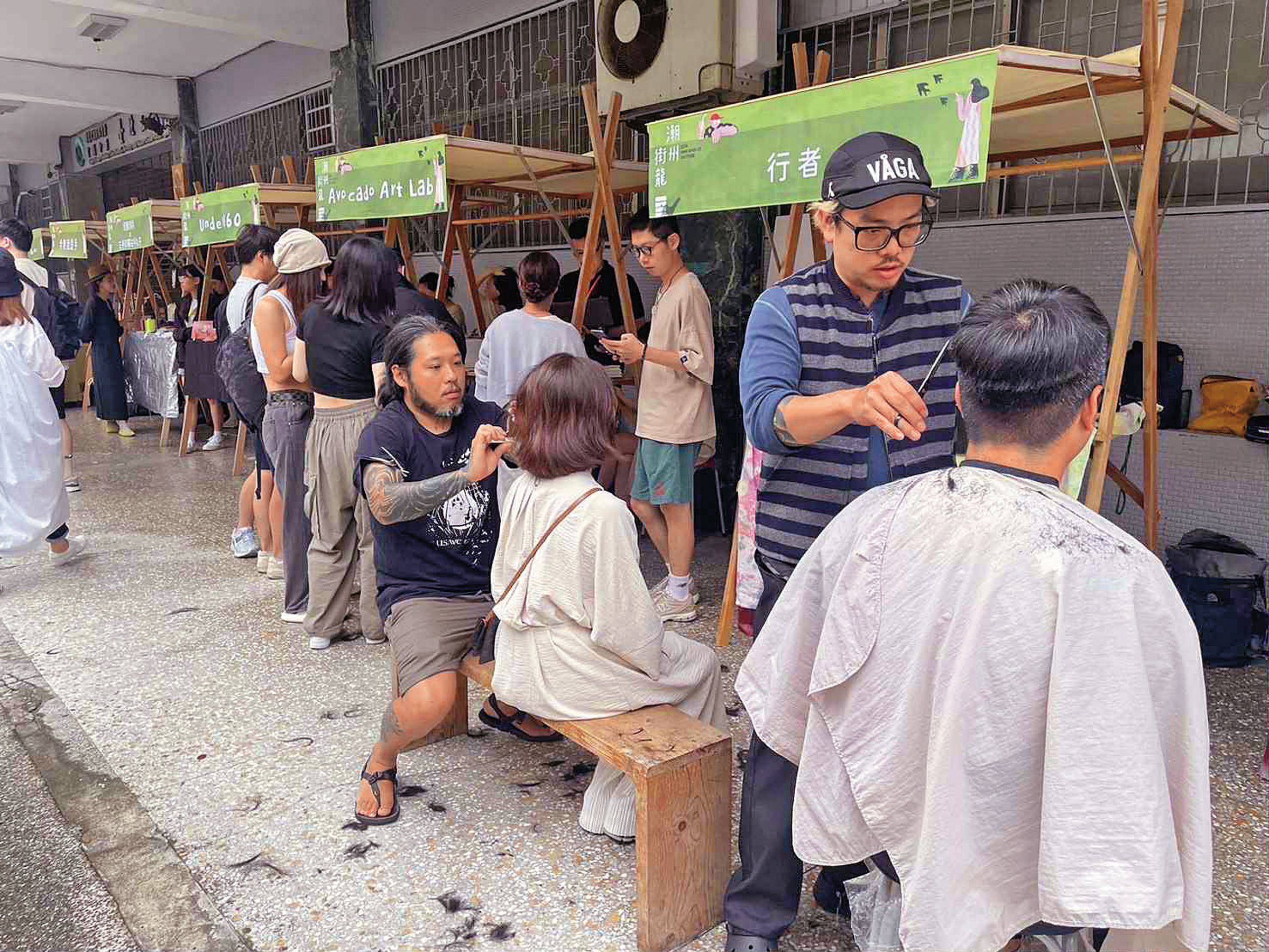 行者初期跑遍市集、音樂祭進行義剪，闖出名號。（行者提供）