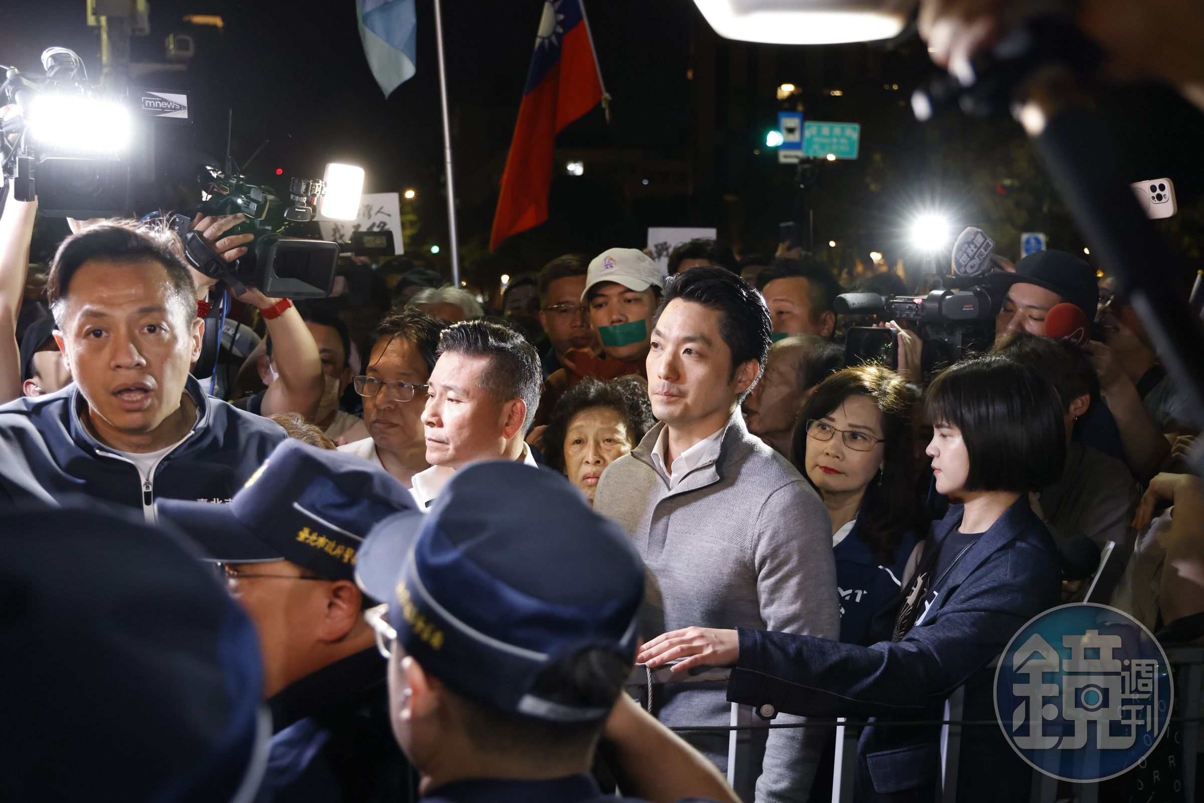 蔣萬安昨日參與國民黨於北檢前的陳抗,並主張立法院應倒閣。