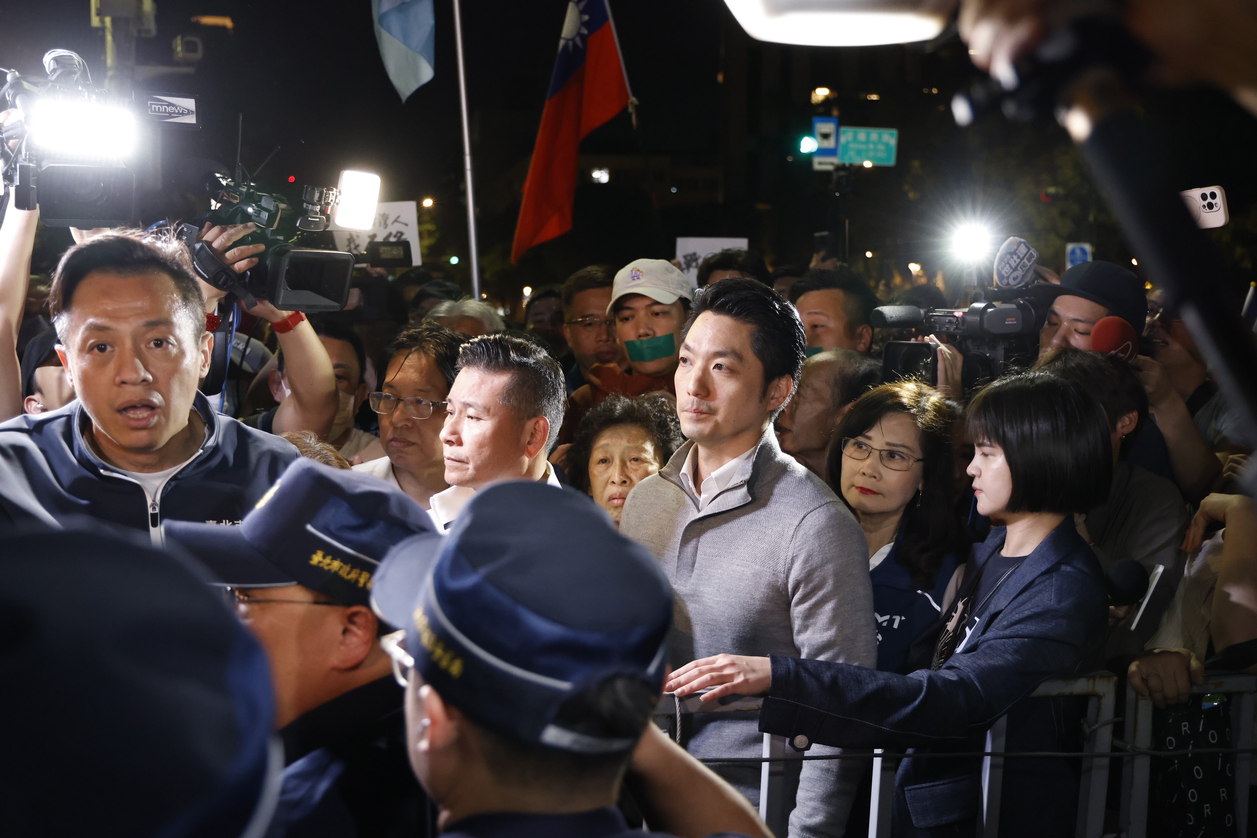 蔣萬安昨日參與國民黨於北檢前的陳抗，並主張立法院應倒閣。