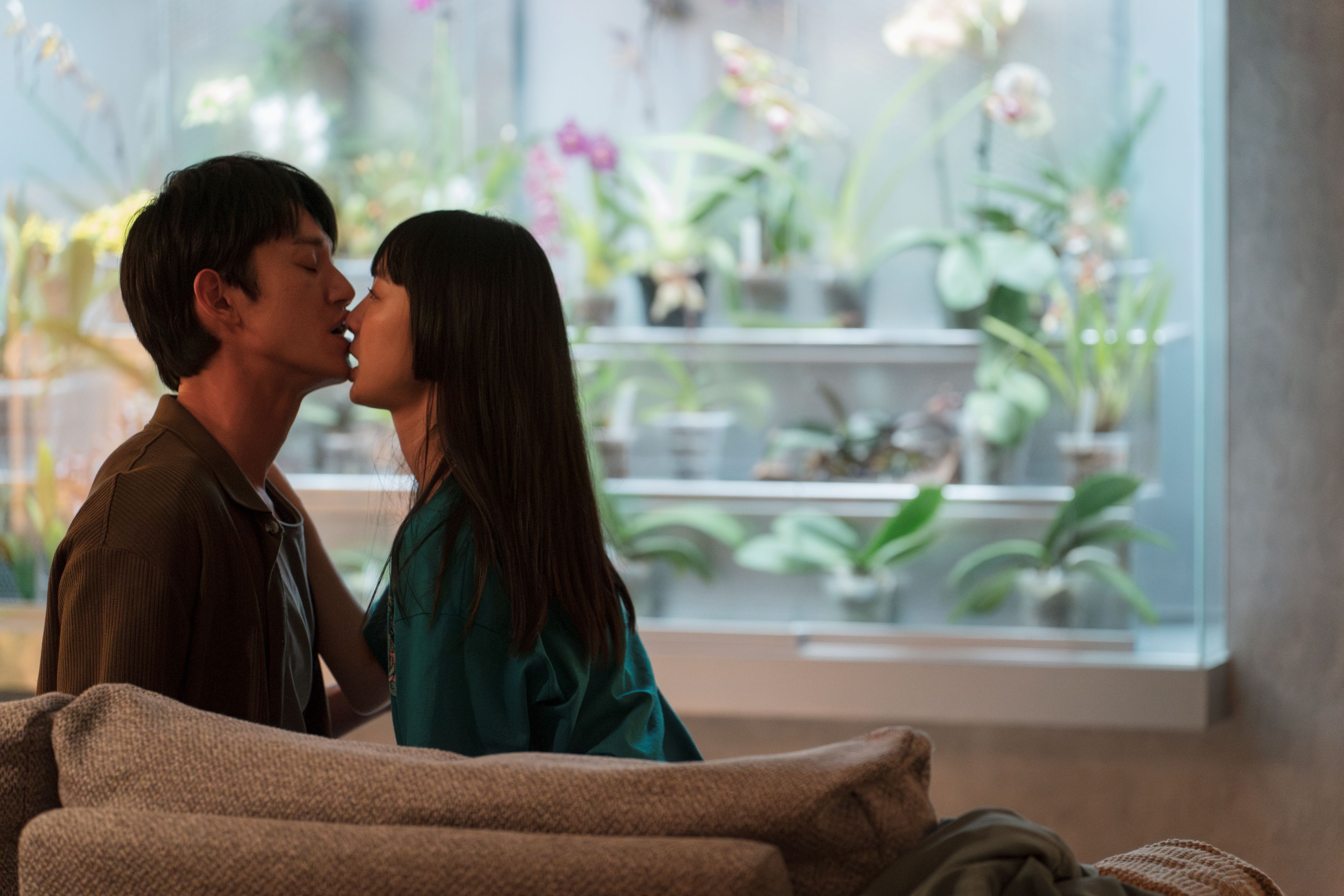 飾演「海王」的吳慷仁（左）與劉主平（右）有不少親密對手戲。（台北双喜電影提供）