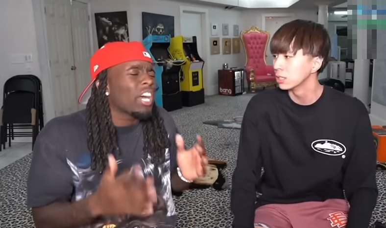 「最強高中生」Ray近日登上美國時尚雜誌GQ的YT頻道，他直接曬出台灣護照，還大力推薦台灣美食。（翻攝自RayAsianBoy Live YT頻道）