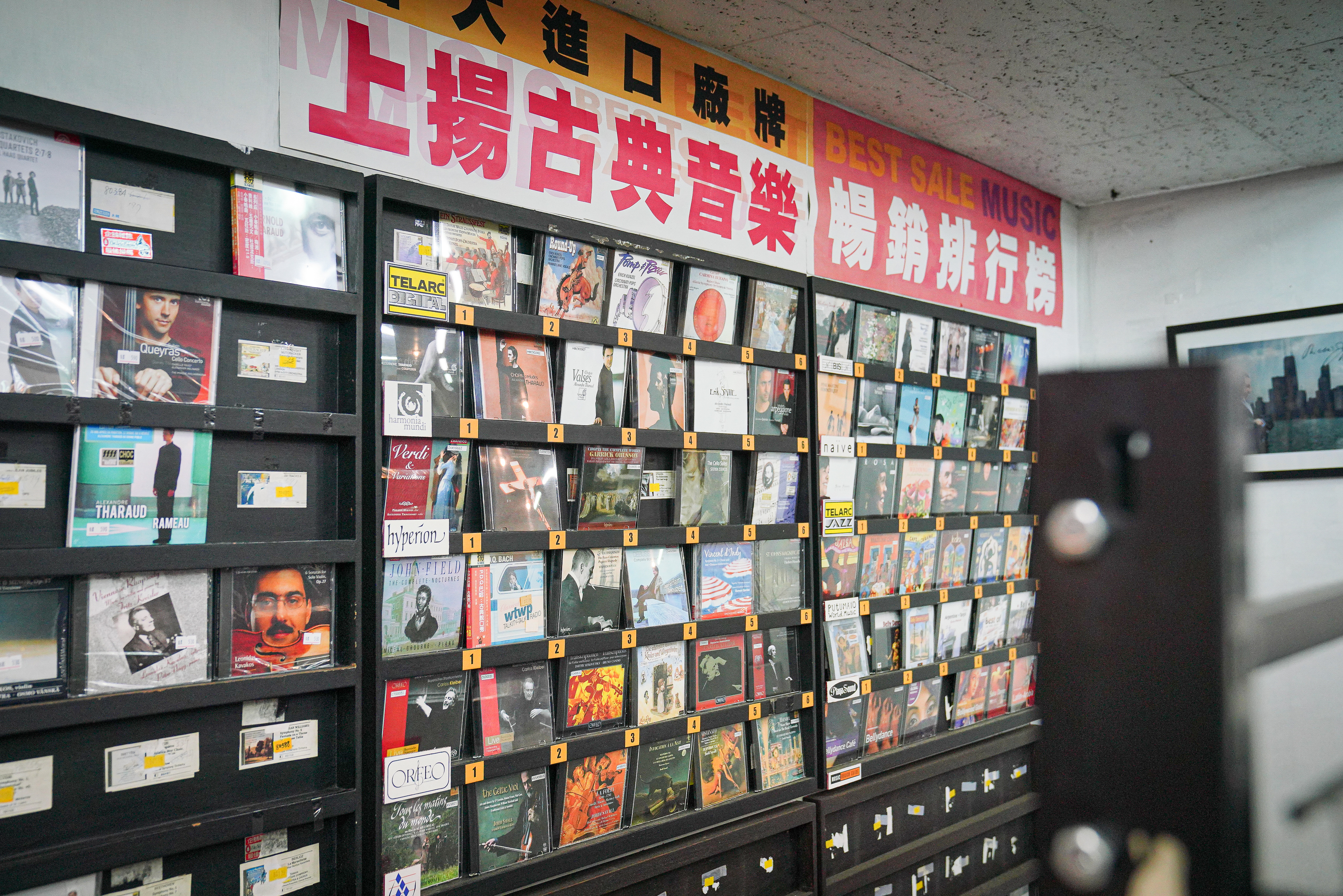 上揚創立初期，取得古典樂三十三轉LP（傳統黑膠唱片）的台灣獨家代理，是當時全台唯一進口唱片的代理商。