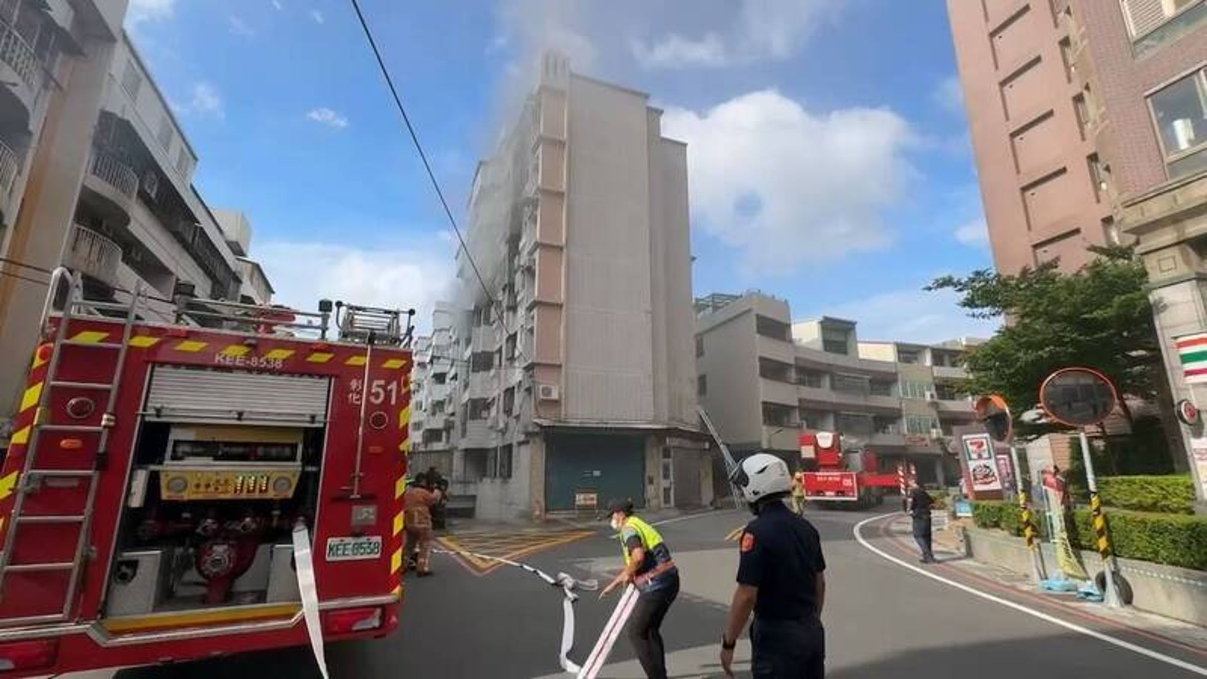 彰化市泰和中街一棟7層樓民宅發生火警，火舌與濃煙從4樓窗戶竄出。（消防局提供）