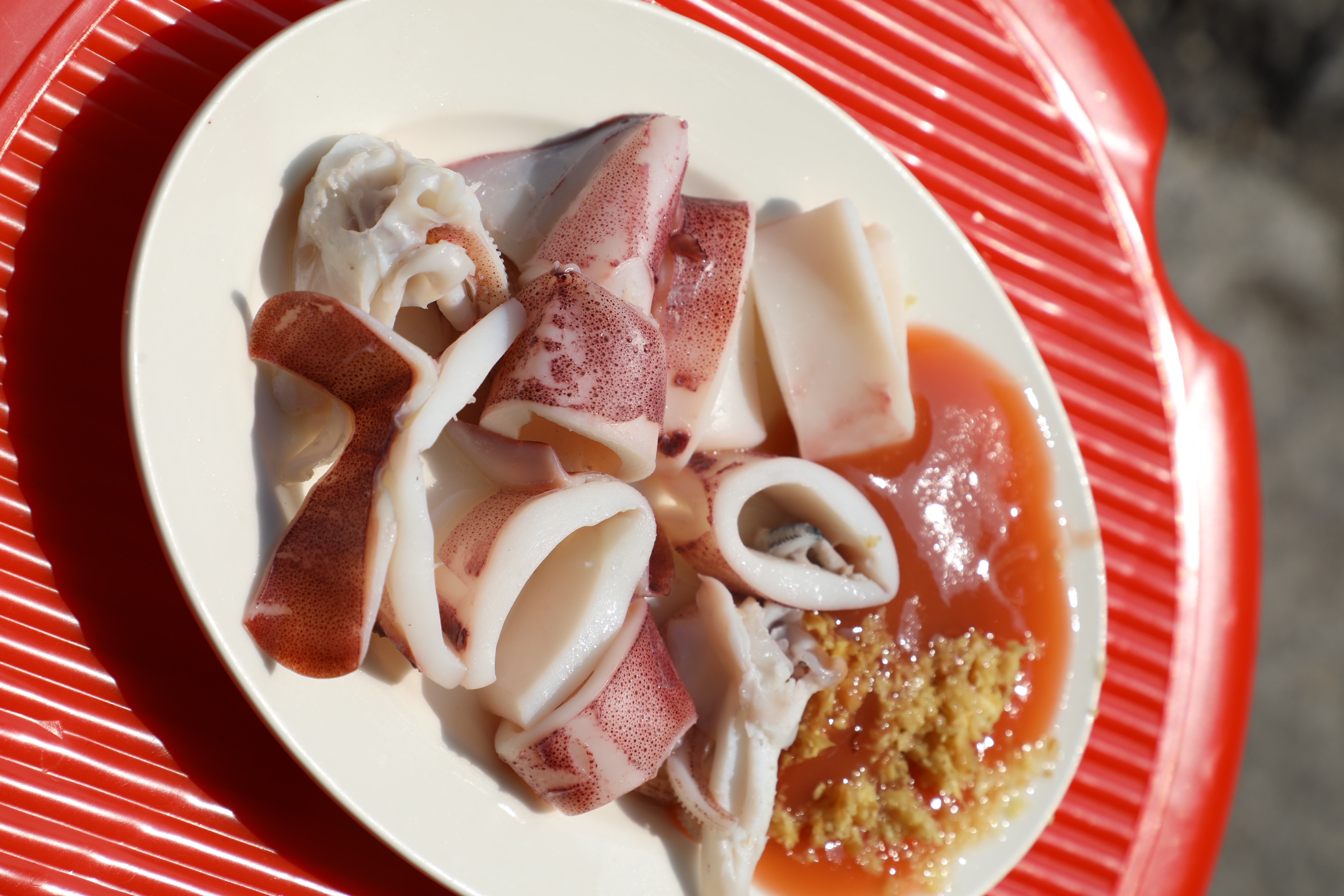 現燙的「小卷」非常鮮甜,酸甜沾醬更提味。(90元/份)