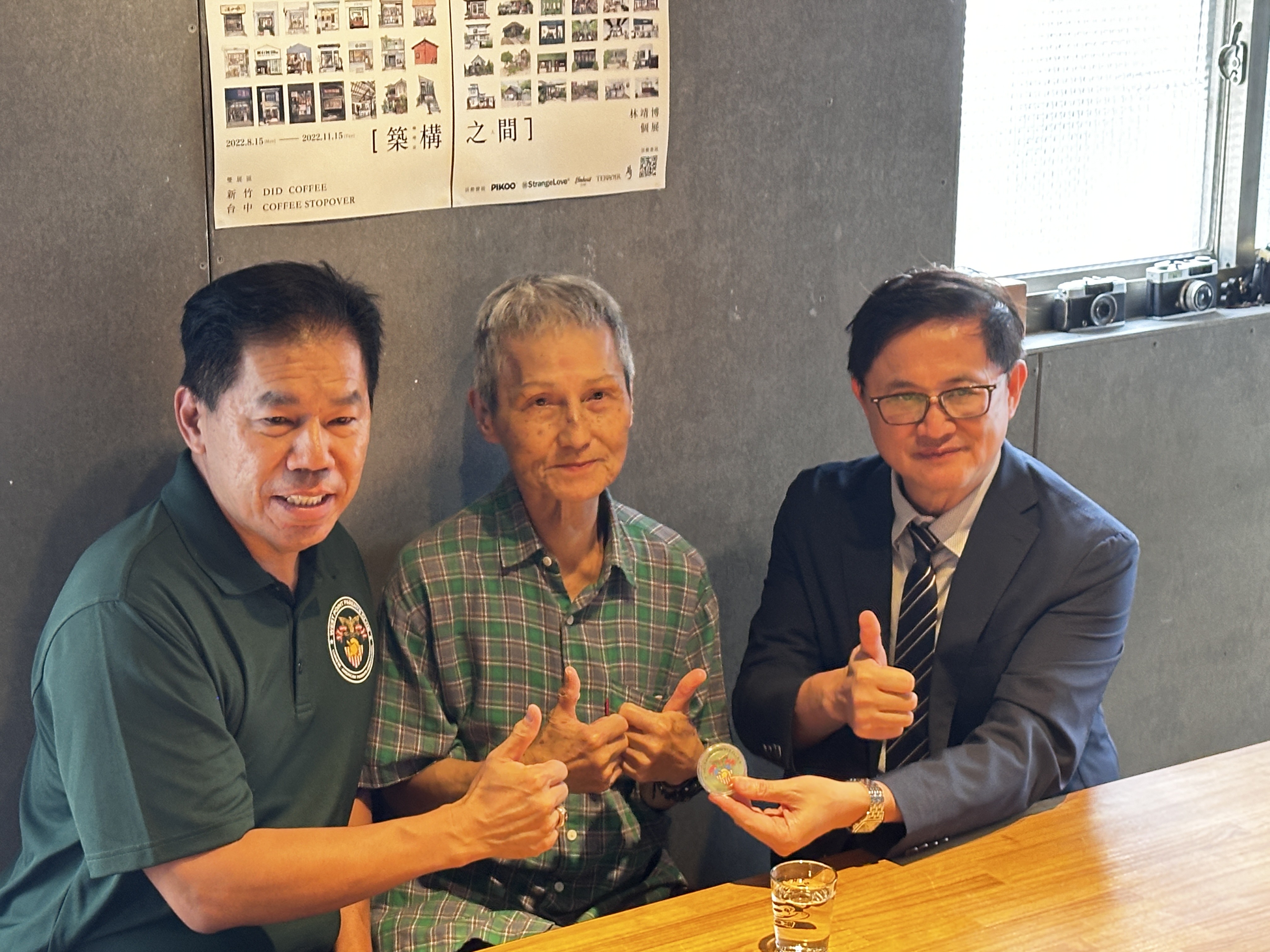 和碩董事長童子賢（右）今日與「葉霸」葉春蓮老師（中）以及鷹爸徐柏岳（左）相談甚歡。