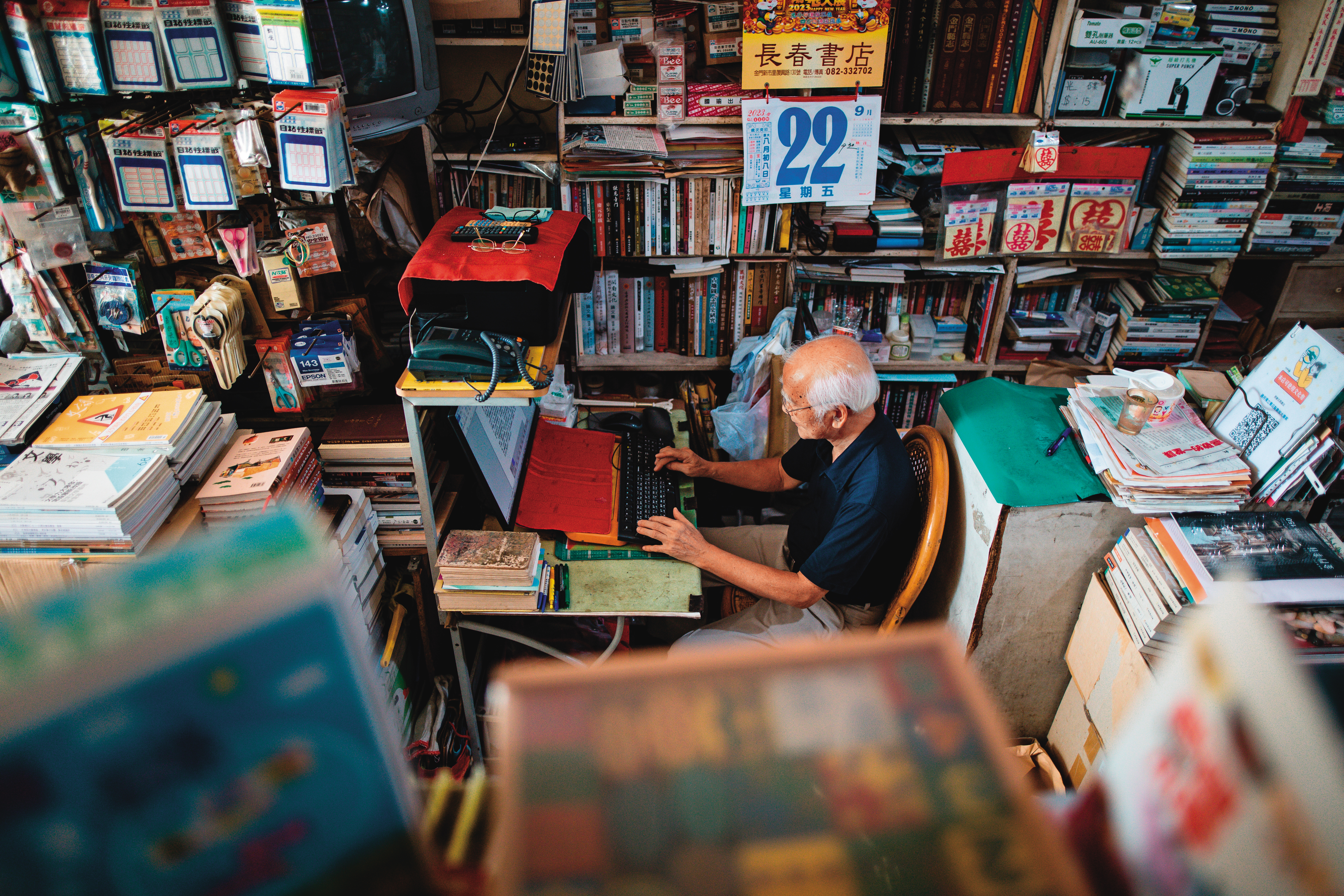 陳長慶每天早上六點多拉起鐵門，在店內泡茶、寫作，他也是當地有名的作家，著有《特約茶室》。