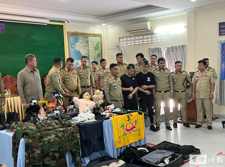 網紅晚安小雞及另名網紅阿鬧（黑衣者）目前已遭柬埔寨警方逮捕。（翻攝柬中時報）