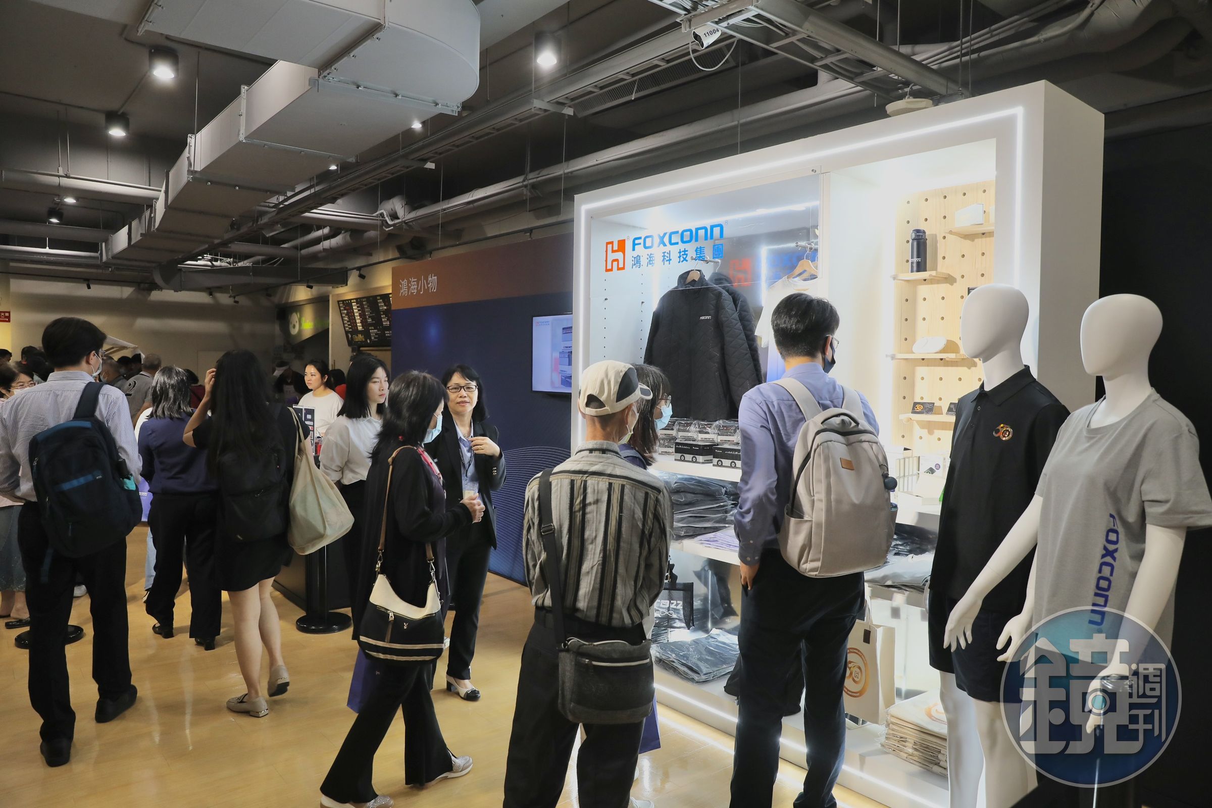 鴻海董事長劉揚偉欽點「鴻海小店」銷售各式鴻海小物,讓小股東可以直接購買。