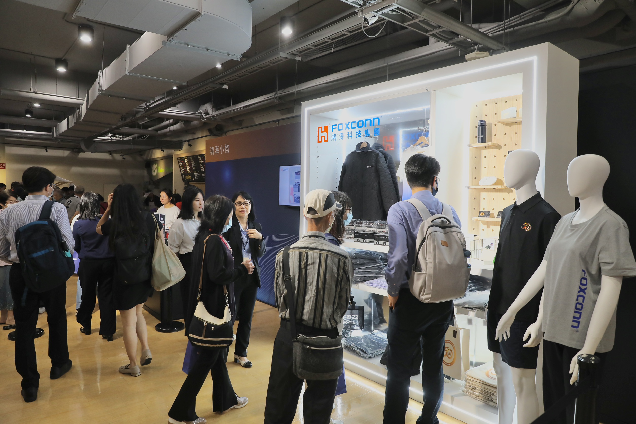 鴻海董事長劉揚偉欽點「鴻海小店」銷售各式鴻海小物，讓小股東可以直接購買。