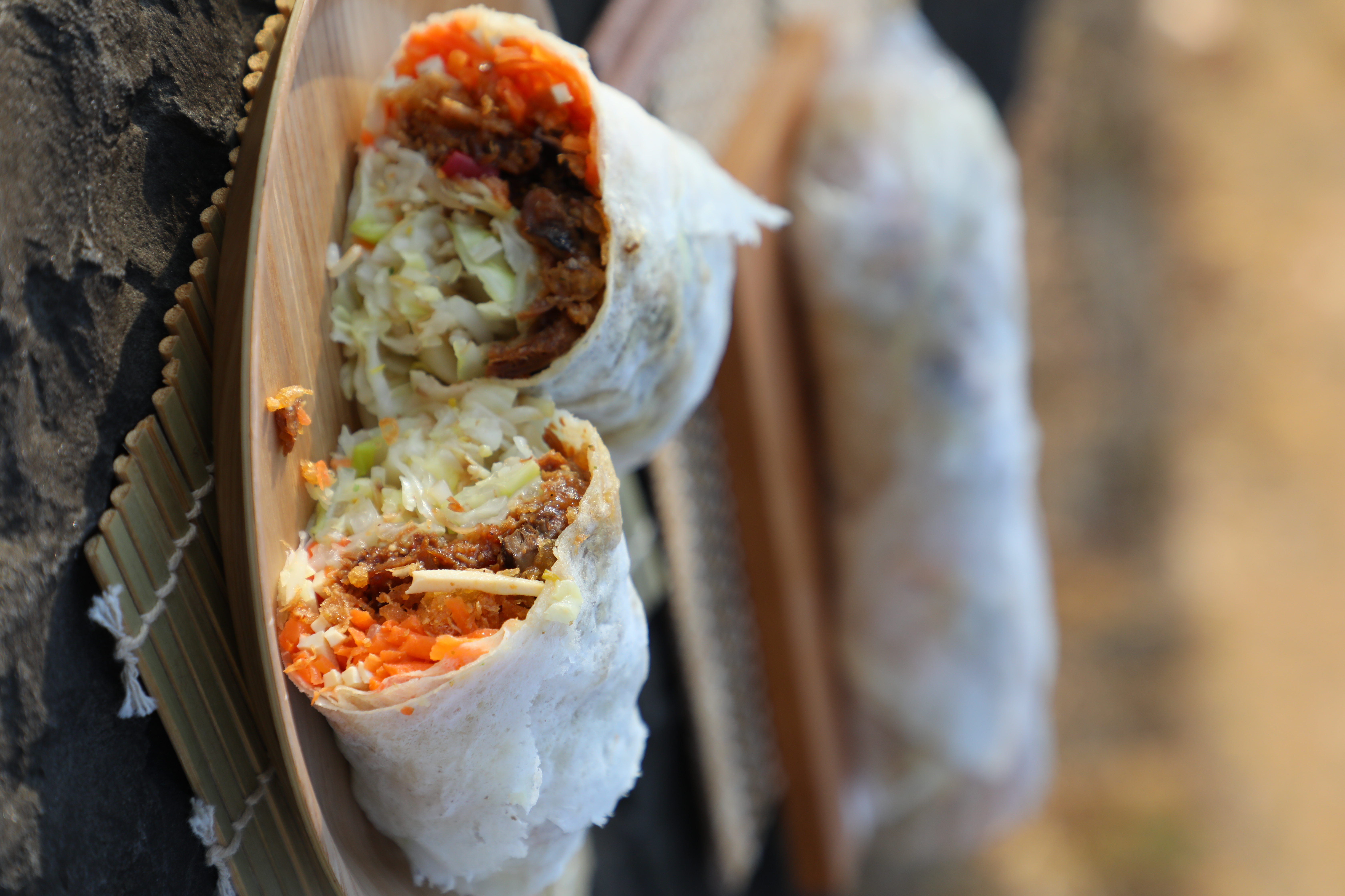 大口咬下幸福潤餅內的三層肉丁，唇齒留香。（皆65元／捲）