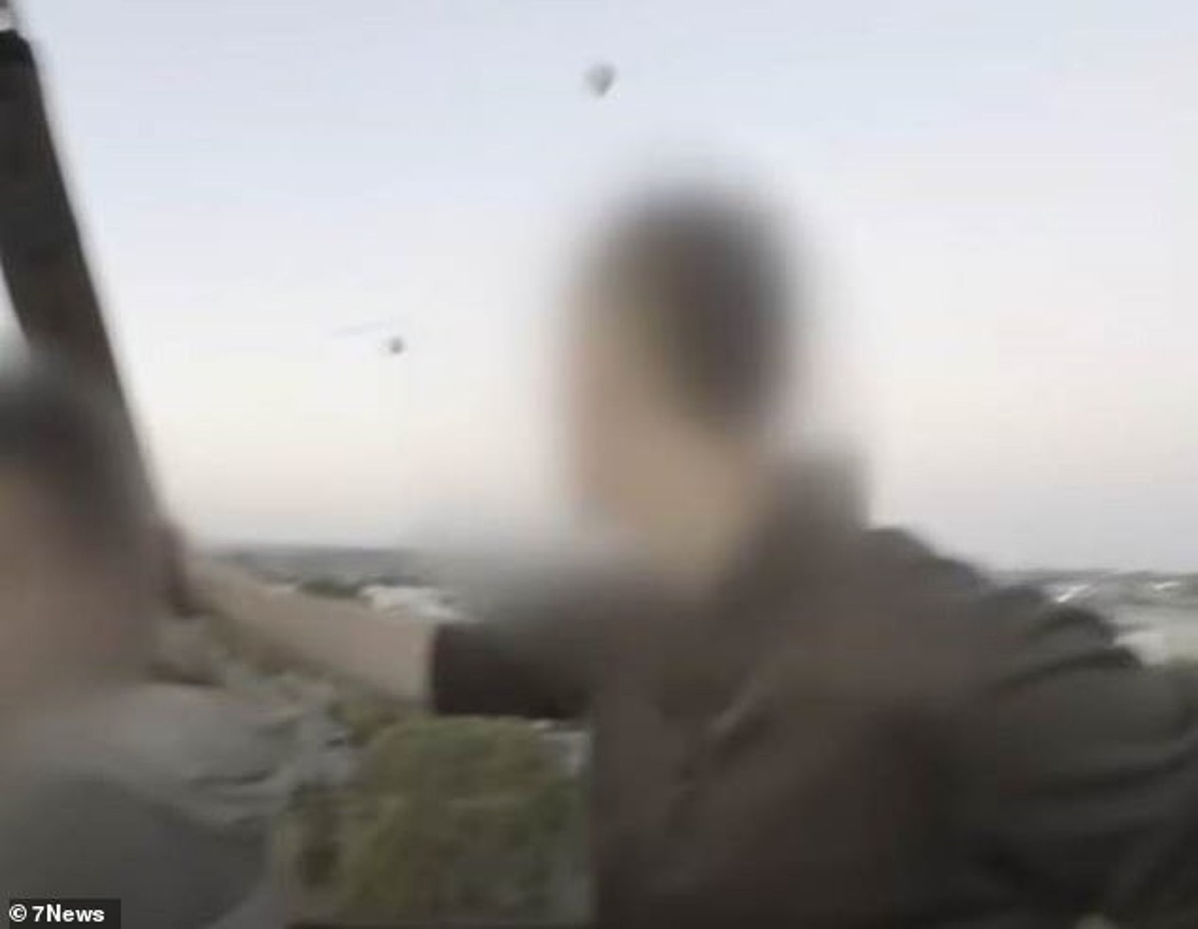 死亡熱氣球!飛上高空他縱身一跳,同行乘客嚇壞錄下男子最後身影。(翻自《每日郵報》)