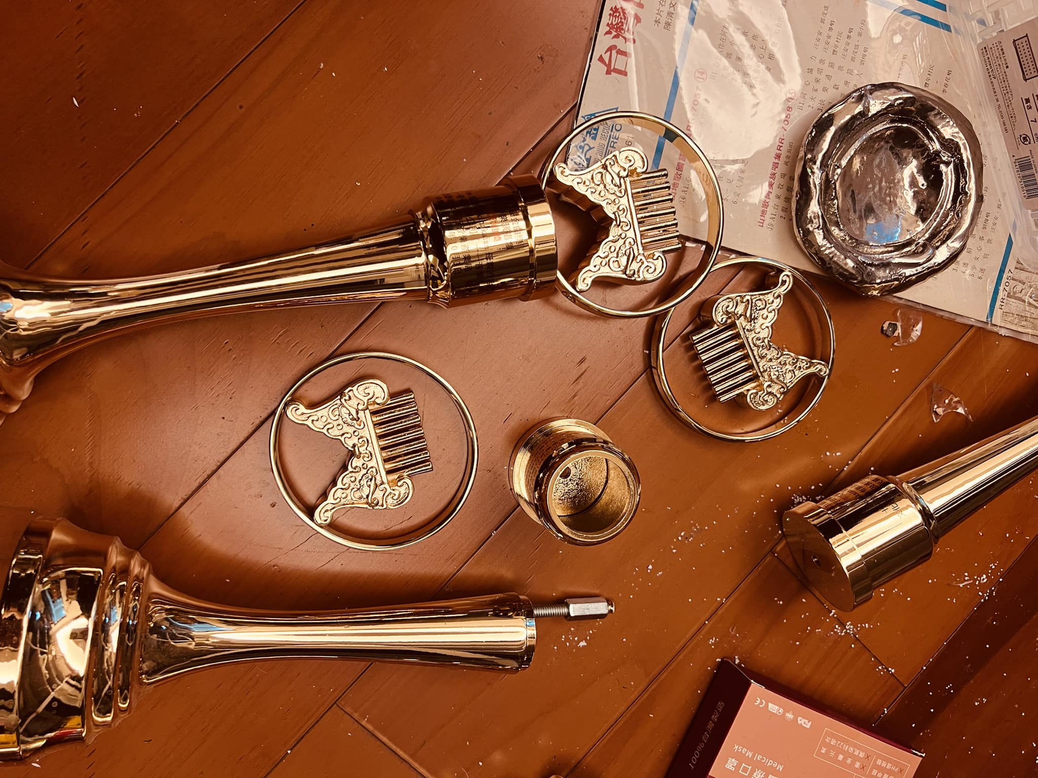 阿爆曬出金曲獎座被摔壞的照片，結果天后張惠妹的經紀人陳鎮川霸氣跑來留言要出手幫忙。（翻攝自Abao阿爆（阿仍仍）臉書）