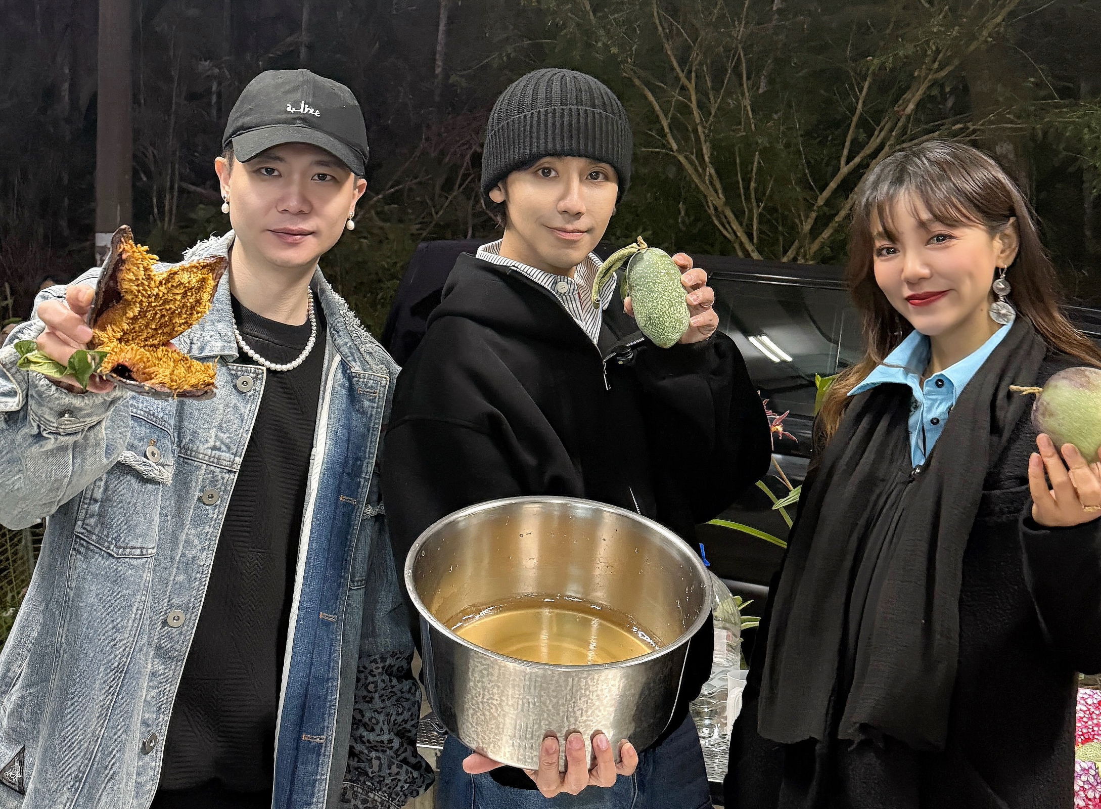 由丁噹、鼓鼓呂思緯與蕭秉治組成的東部限定團體「GDX」，三人體驗手洗愛玉。（相信音樂提供）