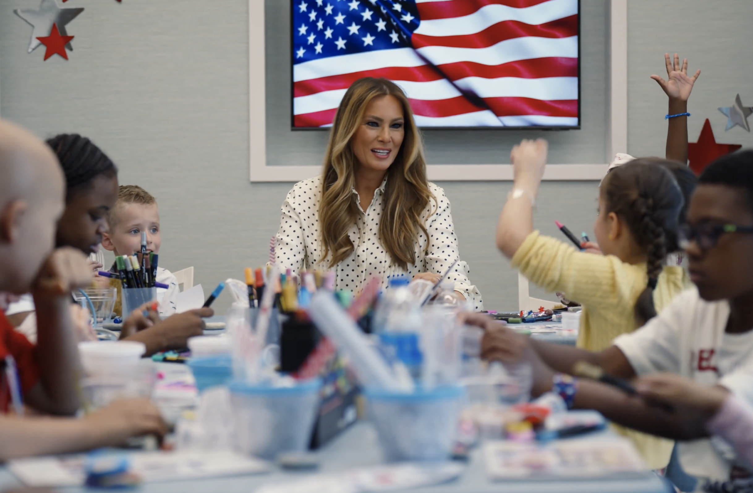 梅蘭妮亞3日到國家兒童醫院,陪病童做手作。(翻攝X@FLOTUS 影片)