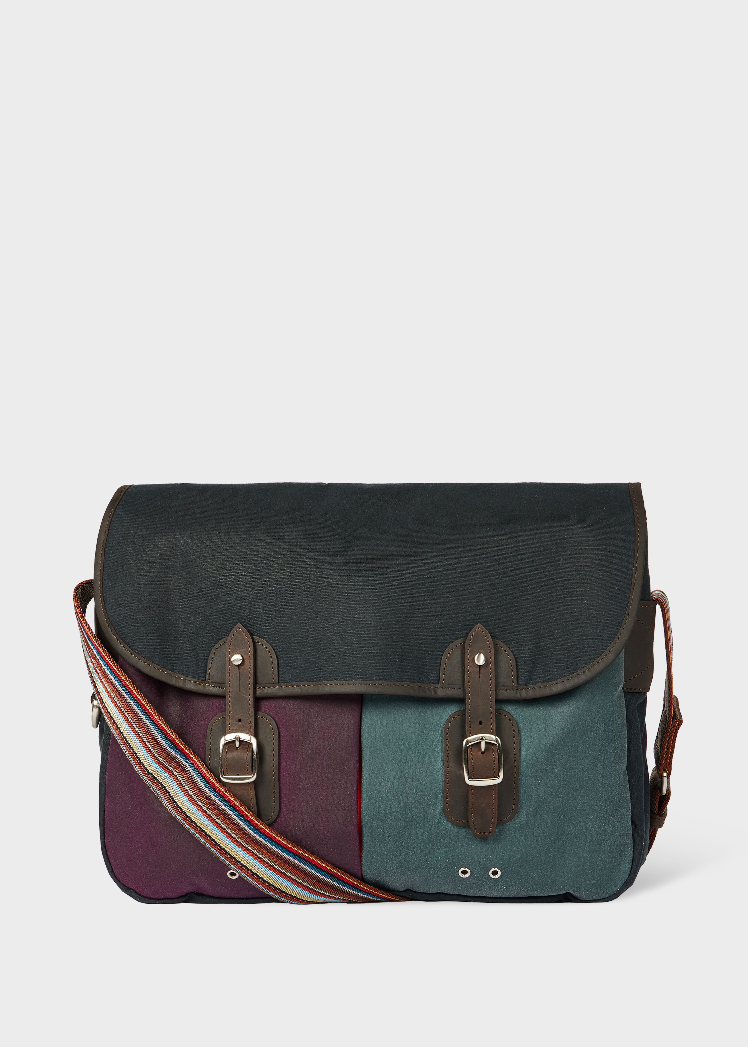 Paul Smith Loves Barbour色塊拼接郵差包。NT$10,000（藍鐘提供）