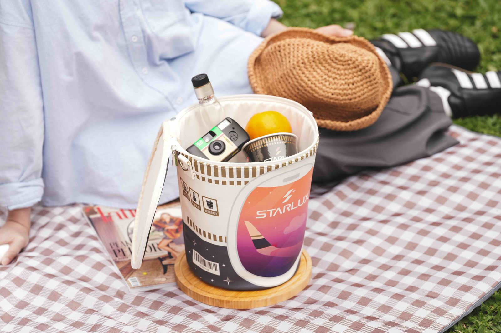 「巨無霸泡麵杯包」外型搶眼,也是生活的實用單品,能輕鬆裝入野餐的點心與飲品。(業者提供)