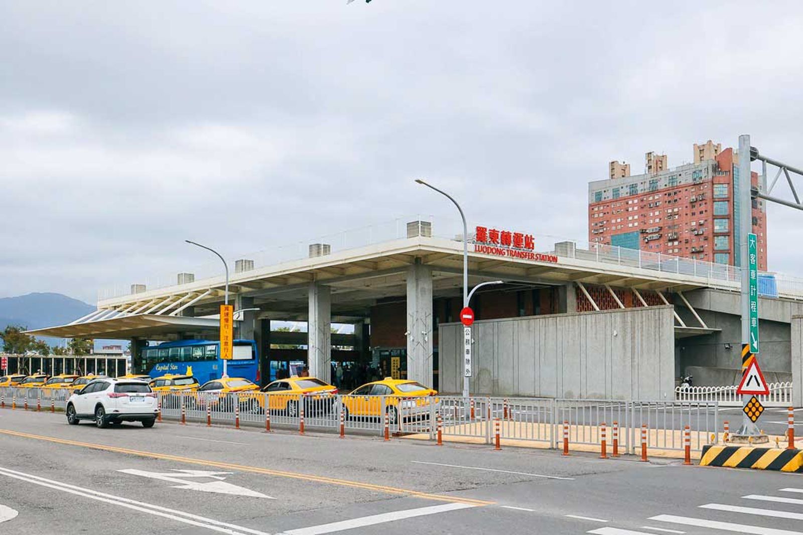 張勝德家族擁有的俊貿營造，近年承攬礁溪國小地下停車場與羅東轉運站（圖，翻攝宜蘭縣政府官網）6案重大公共工程，全發生變更設計並追加預算，追加金額合計約2.48億元