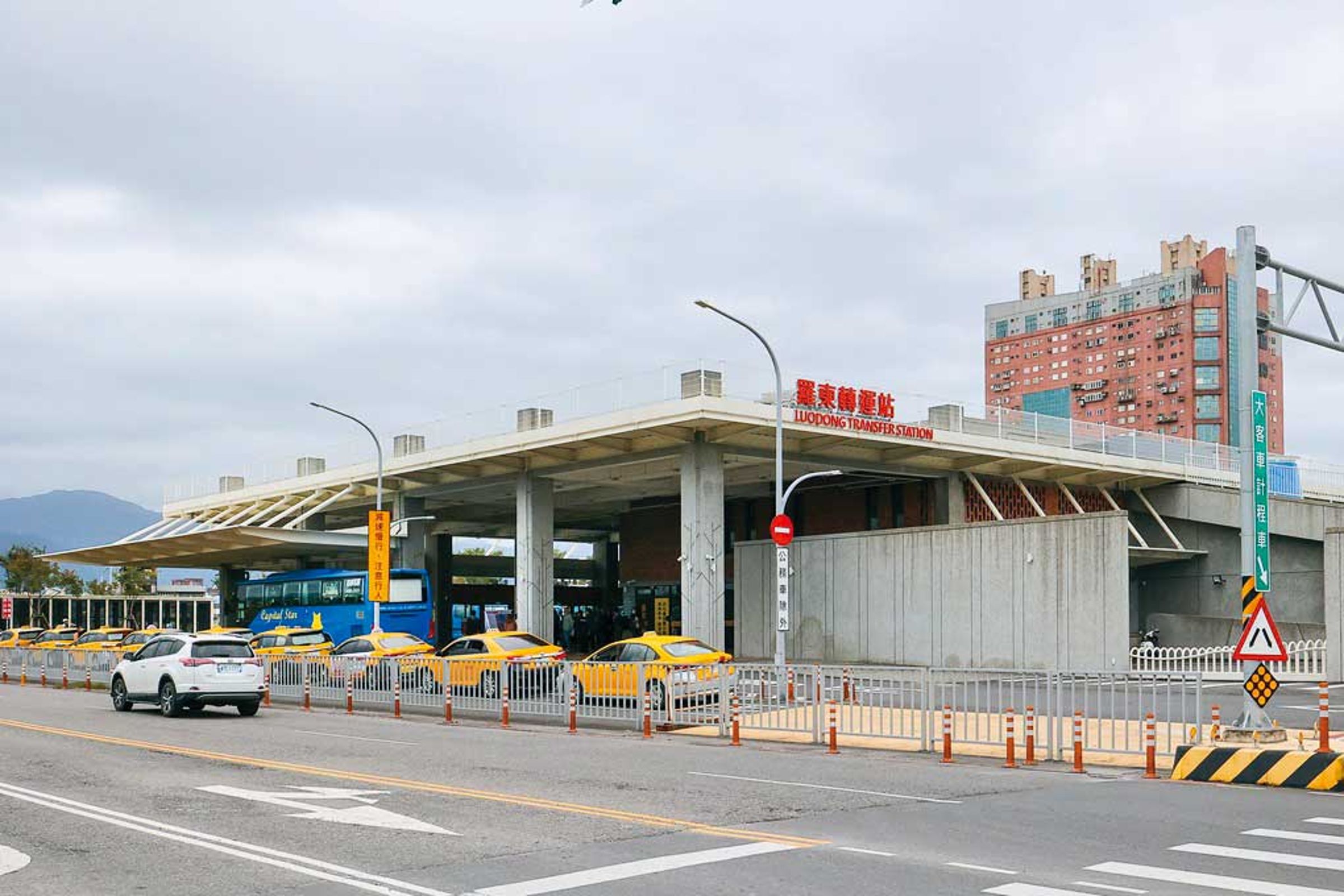 張勝德家族擁有的俊貿營造，近年承攬礁溪國小地下停車場與羅東轉運站（圖，翻攝宜蘭縣政府官網）6案重大公共工程，全發生變更設計並追加預算，追加金額合計約2.48億元。