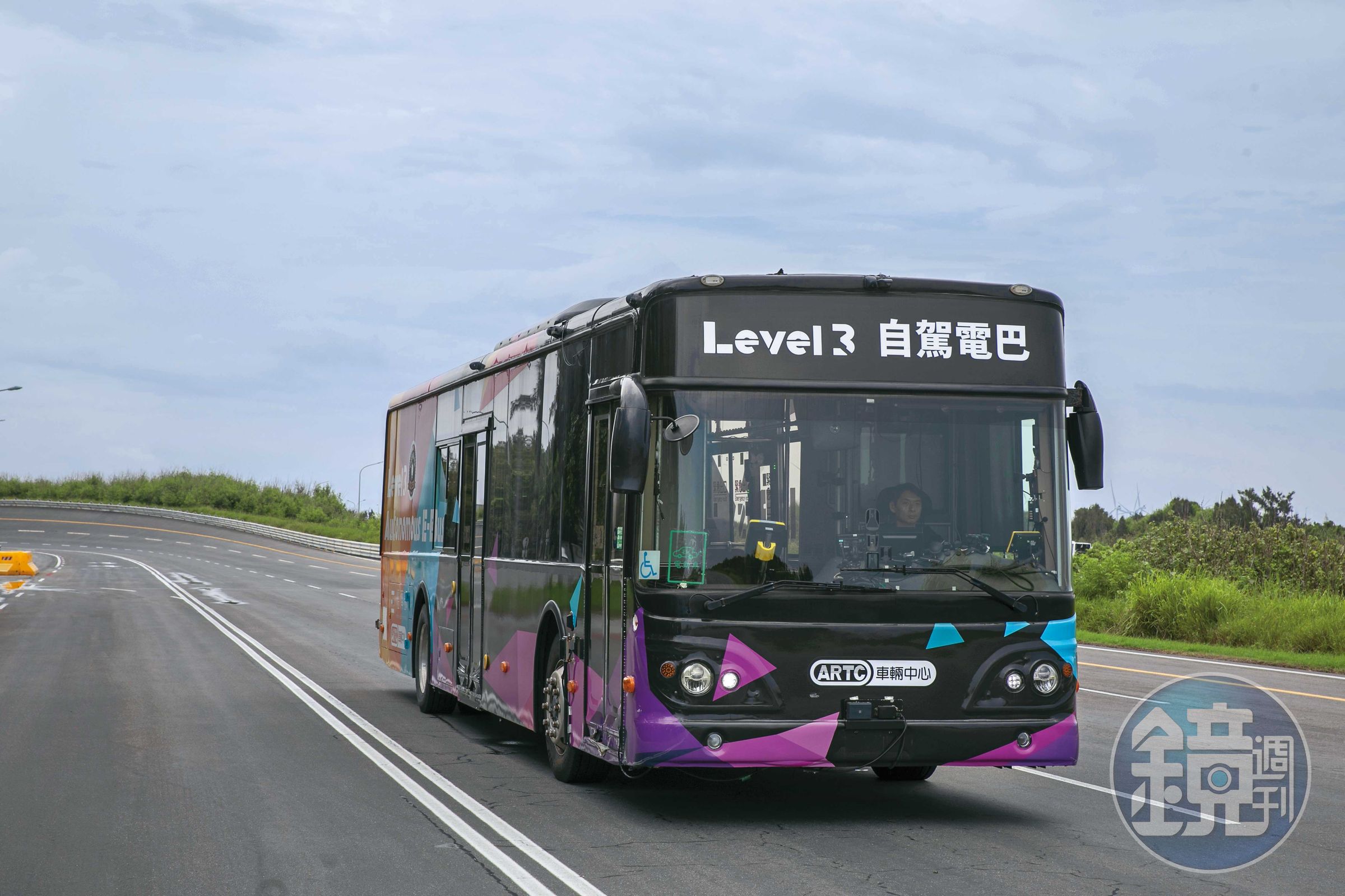 由台灣業者齊心協力打造的首台Level 3自駕電動巴士亮相,展現穩定行駛與精準轉彎能力。
