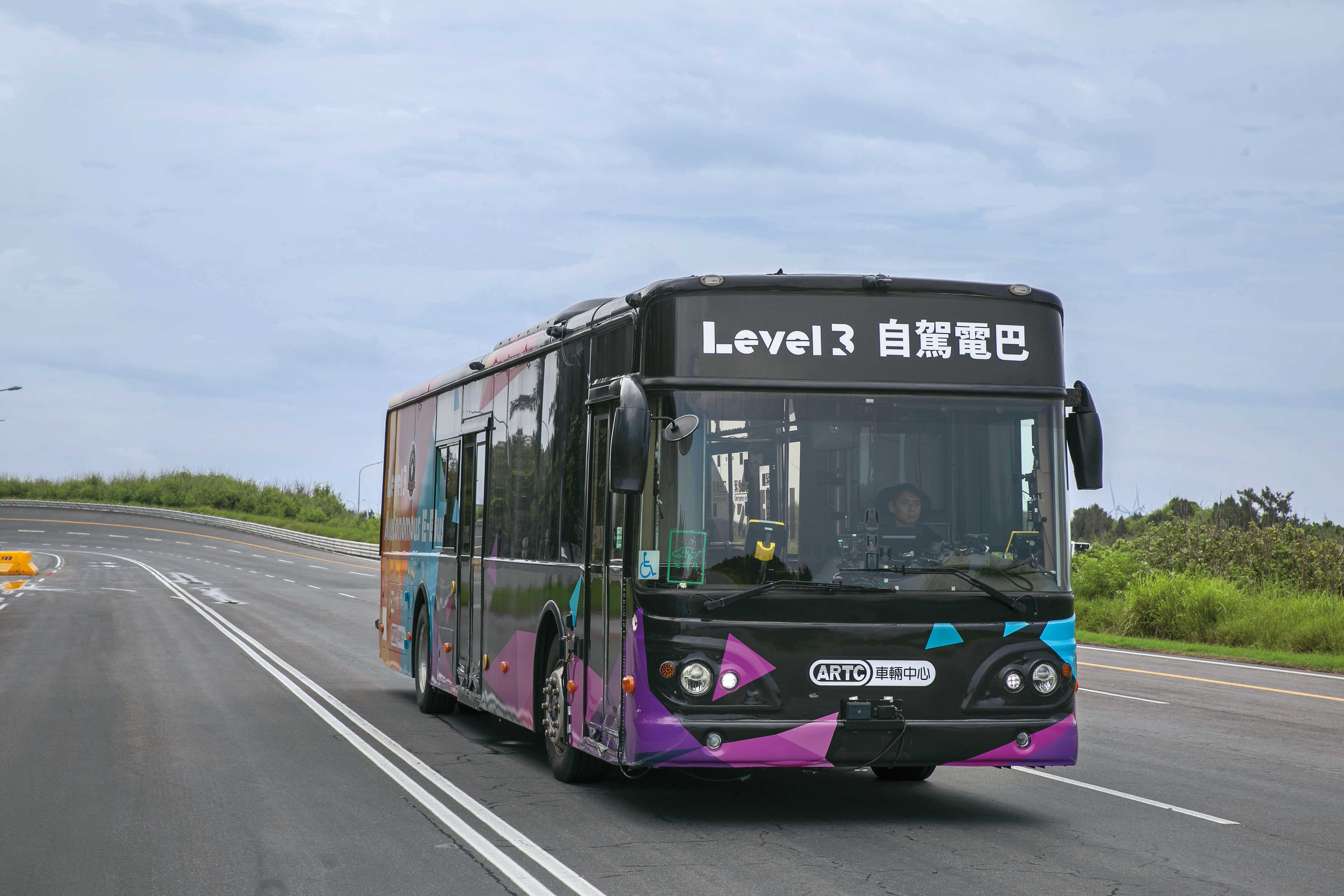 由台灣業者齊心協力打造的首台Level 3自駕電動巴士亮相，展現穩定行駛與精準轉彎能力。