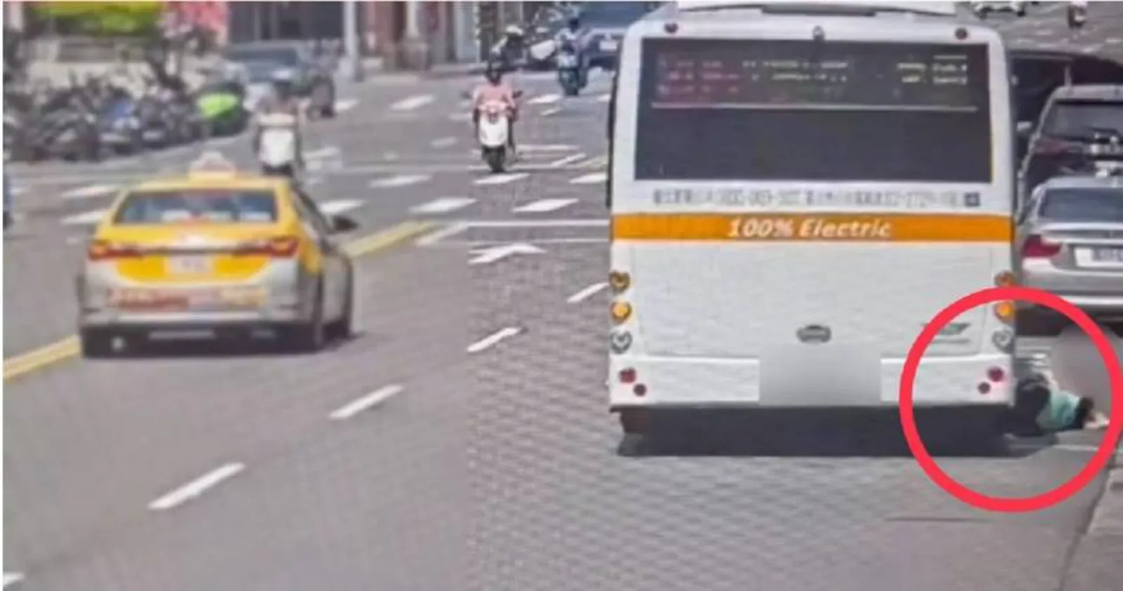 公車停靠區域遭違停車輛占據，導致司機僅注意前方狀況，未察覺後方一名婦人尚未上車即駛離引發事故。（翻攝畫面）